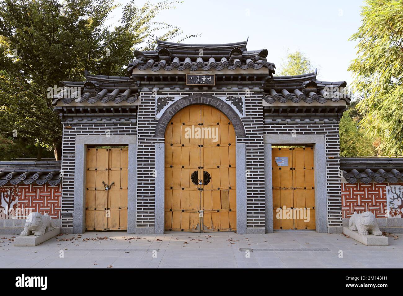 Gates, Seoul Garden, Do'stlik Bogi, Babur Street, South Tachkent, Province de Tachkent, Ouzbékistan, Asie centrale Banque D'Images