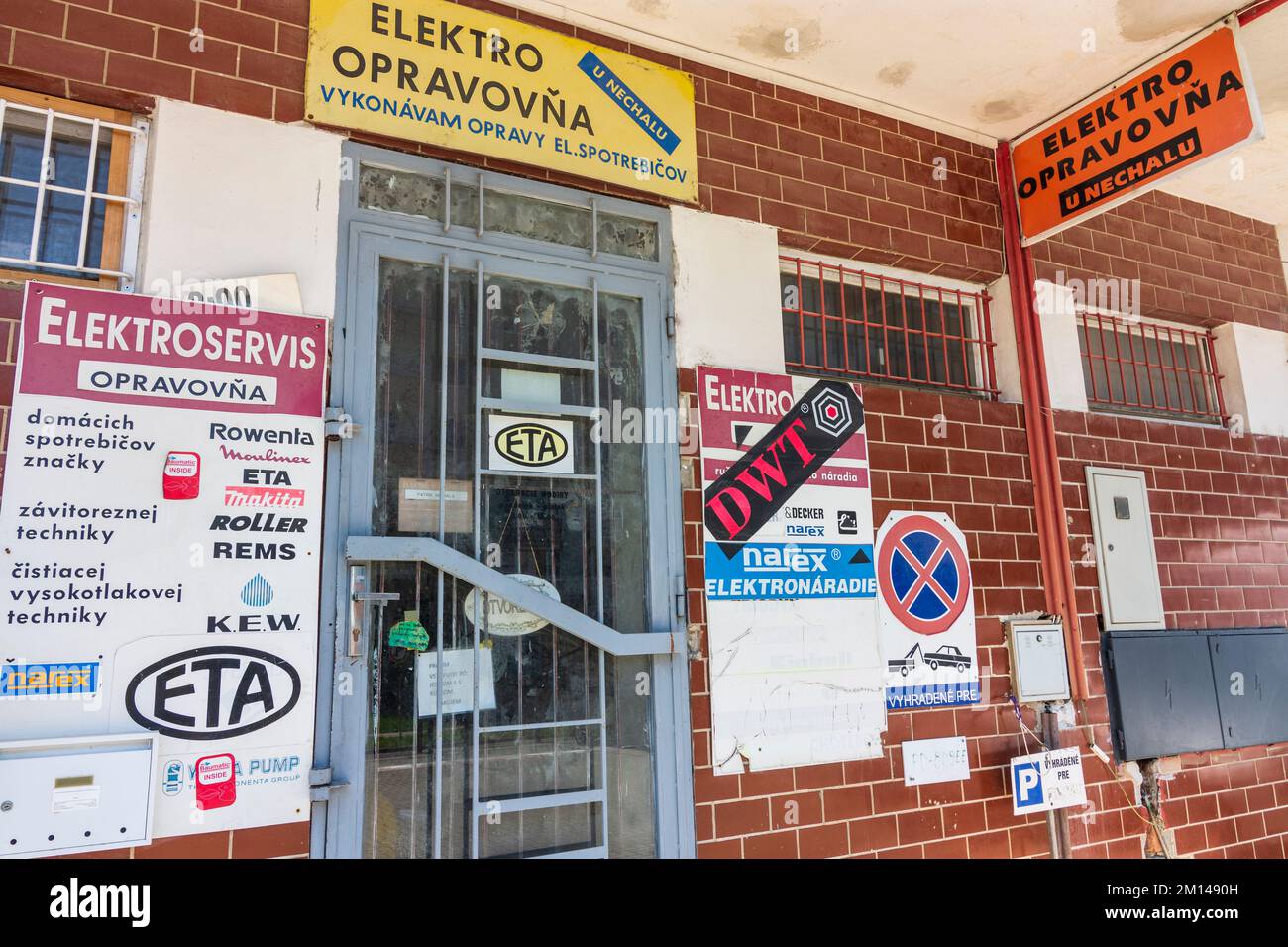 Prievidza (Priwitz): Compagnie de service électrique, entrée avec de nombreux panneaux en , , Slovaquie Banque D'Images