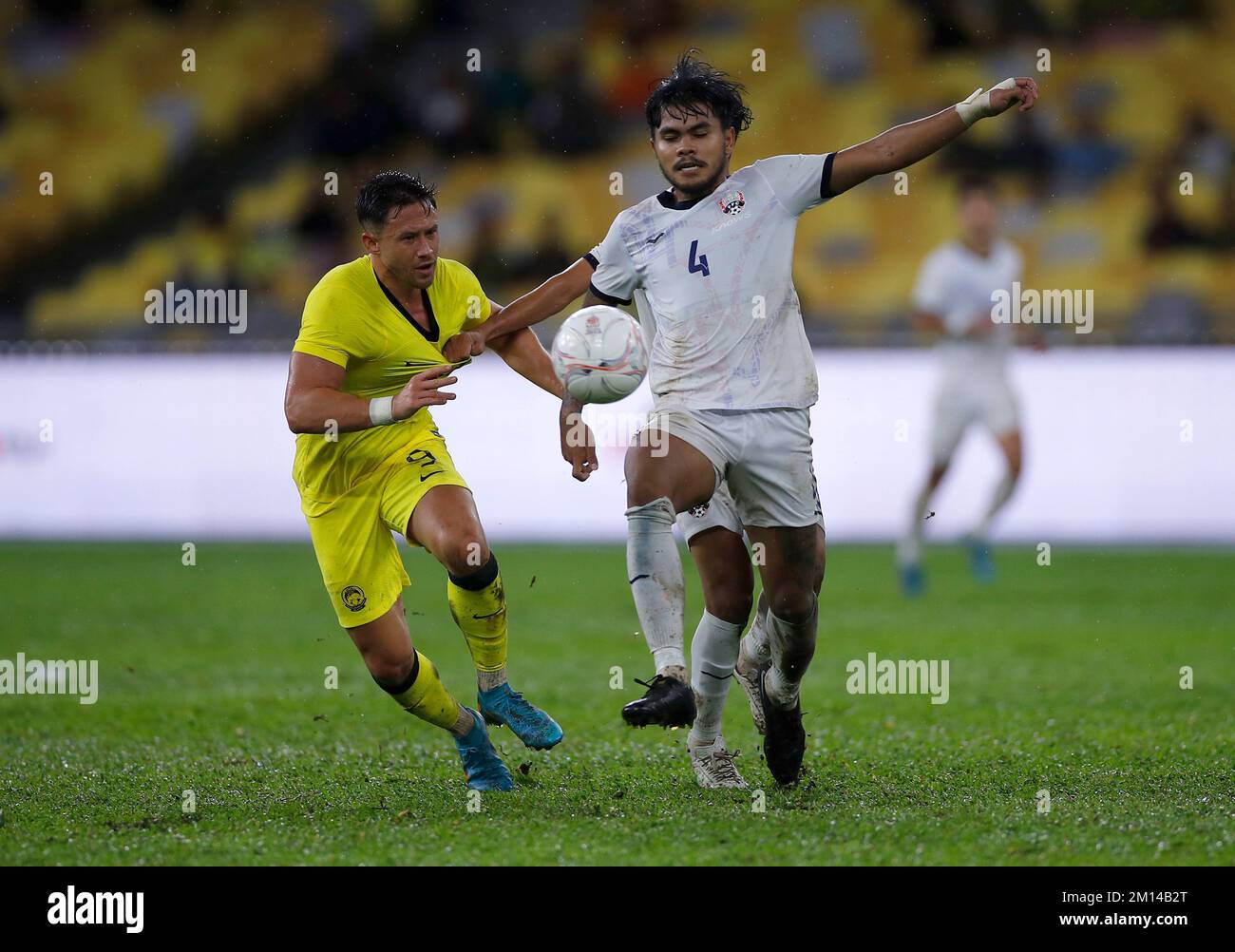 Kuala Lumpur, Malaisie. 09th décembre 2022. Darren Yee Deng Lok de Malaisie (L) et tes Sambath du Cambodge en action pendant le match international de niveau 1 entre la Malaisie et le Cambodge au Stade National Bukit Jalil. Note finale; Malaisie 4:0 Cambodge (photo de Wong Fok Loy/SOPA Images/Sipa USA) crédit: SIPA USA/Alay Live News Banque D'Images