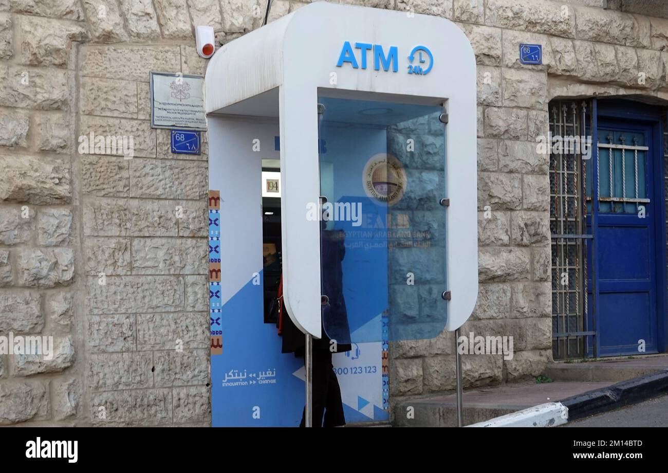 Une femme utilise une machine à billets dans un guichet automatique de la banque égyptienne de Terre arabe dans la ville palestinienne de Beit Sahour ou Bayt Sahur. Cisjordanie Israël Banque D'Images