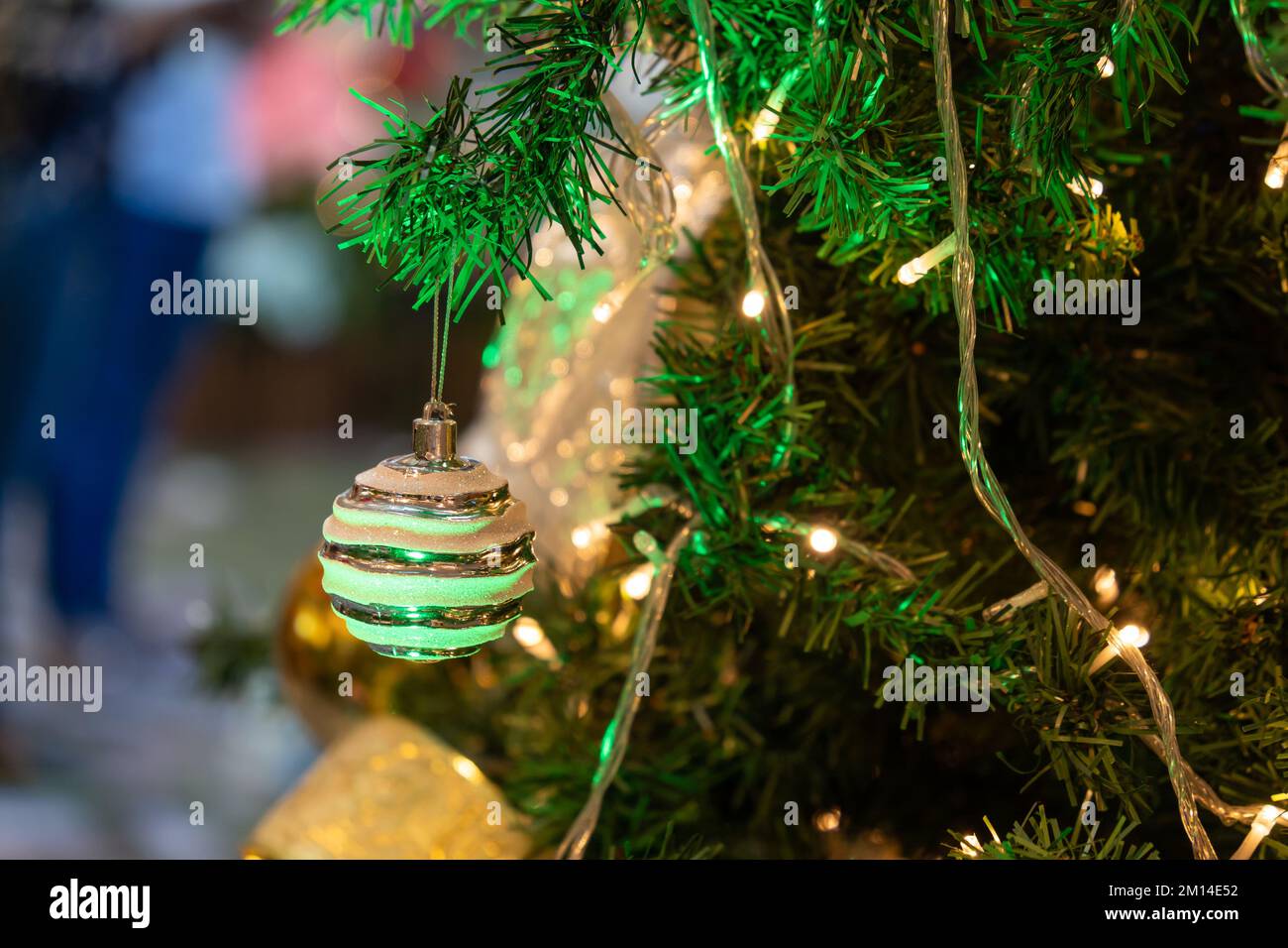 Vue rapprochée des décorations de Noël accrochées à l'arbre de Noël. Banque D'Images