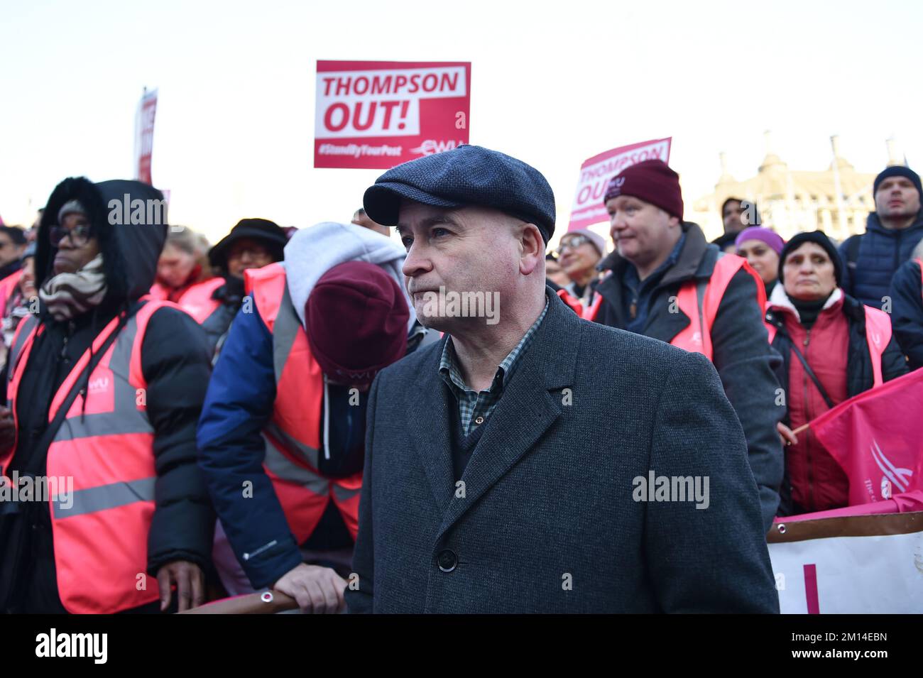 Mick Lynch, Secrétaire général du RMT (Syndicat national des travailleurs des transports, des transports et des chemins de fer) vu lors du rassemblement. Tenez-vous près de votre rassemblement de la poste à Parliament Square, à Londres, où des milliers d'employés de Royal Mail se sont joints à une grève sur les salaires et les conditions de travail exigeant la démission du chef de la direction de Royal Mail, Simon Thompson. Banque D'Images