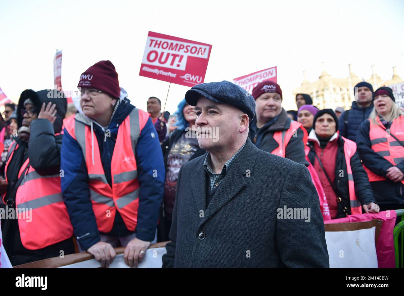 Mick Lynch, Secrétaire général du RMT (Syndicat national des travailleurs des transports, des transports et des chemins de fer) vu lors du rassemblement. Tenez-vous près de votre rassemblement de la poste à Parliament Square, à Londres, où des milliers d'employés de Royal Mail se sont joints à une grève sur les salaires et les conditions de travail exigeant la démission du chef de la direction de Royal Mail, Simon Thompson. Banque D'Images