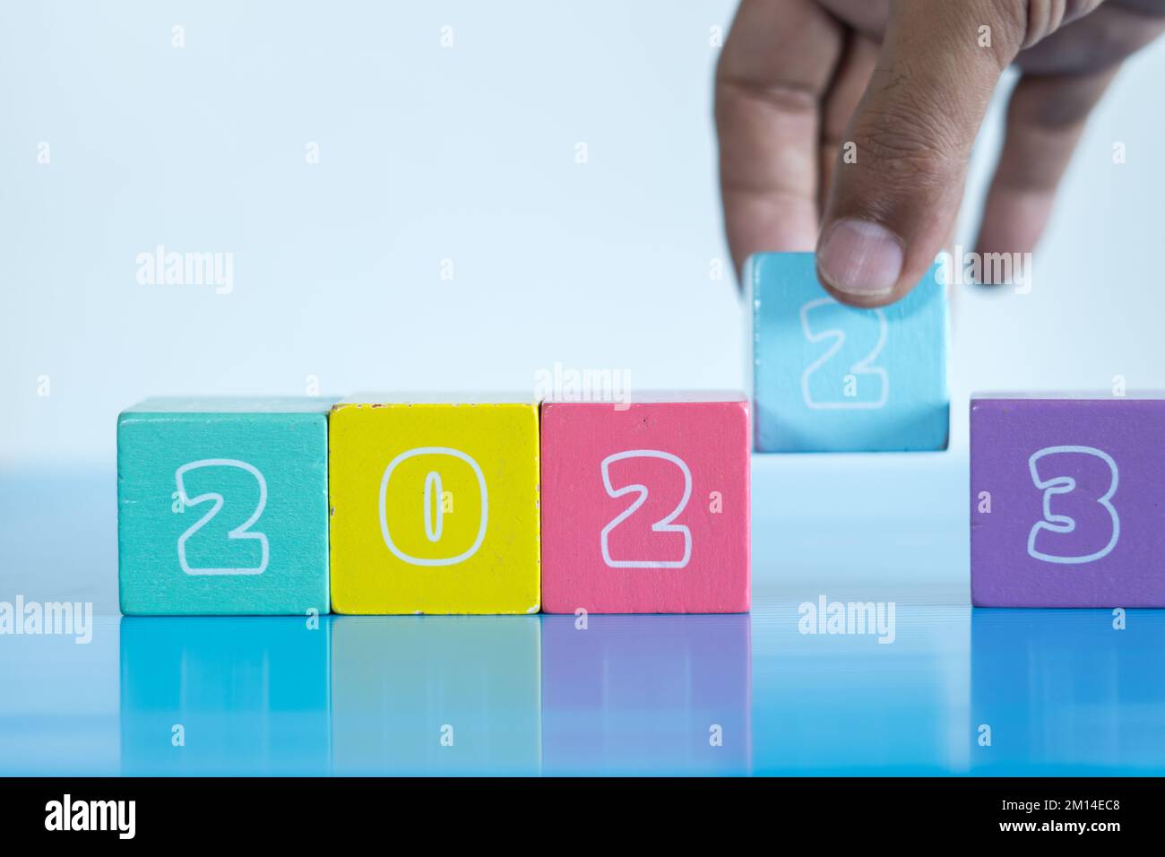 Un gros plan de cubes colorés représentant le changement de l'année, la personne changeant de 2022 à 2023 Banque D'Images