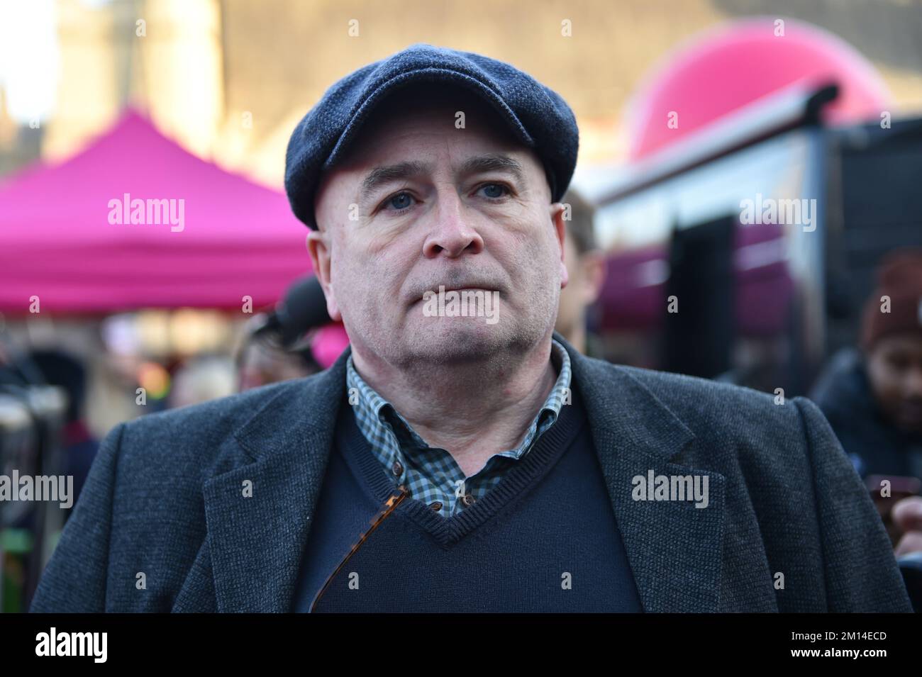 Mick Lynch, Secrétaire général du RMT (Syndicat national des travailleurs des transports, des transports et des chemins de fer) vu lors du rassemblement. Tenez-vous près de votre rassemblement de la poste à Parliament Square, à Londres, où des milliers d'employés de Royal Mail se sont joints à une grève sur les salaires et les conditions de travail exigeant la démission du chef de la direction de Royal Mail, Simon Thompson. Banque D'Images