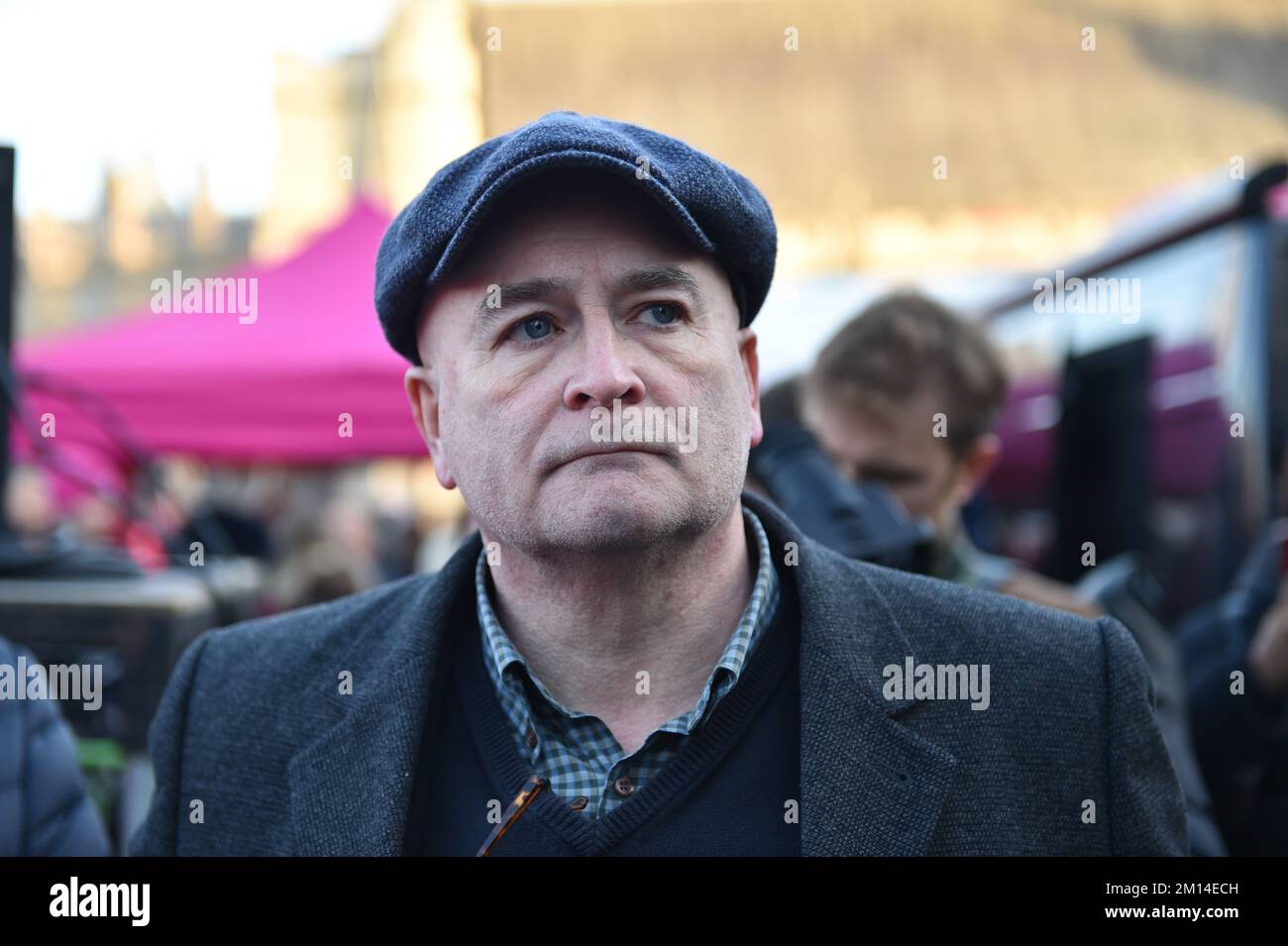 Mick Lynch, Secrétaire général du RMT (Syndicat national des travailleurs des transports, des transports et des chemins de fer) vu lors du rassemblement. Tenez-vous près de votre rassemblement de la poste à Parliament Square, à Londres, où des milliers d'employés de Royal Mail se sont joints à une grève sur les salaires et les conditions de travail exigeant la démission du chef de la direction de Royal Mail, Simon Thompson. Banque D'Images