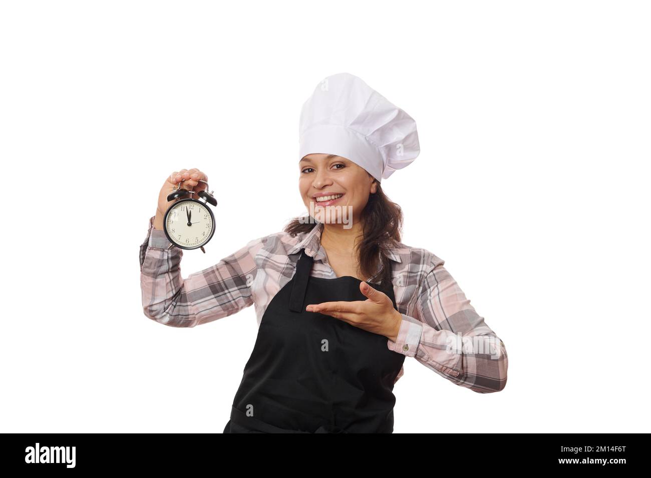 Chef confiseur en chapeau blanc et tablier noir, montre le réveil avec  l'heure d'ouverture du nouveau café ou boulangerie pâtisserie Photo Stock -  Alamy