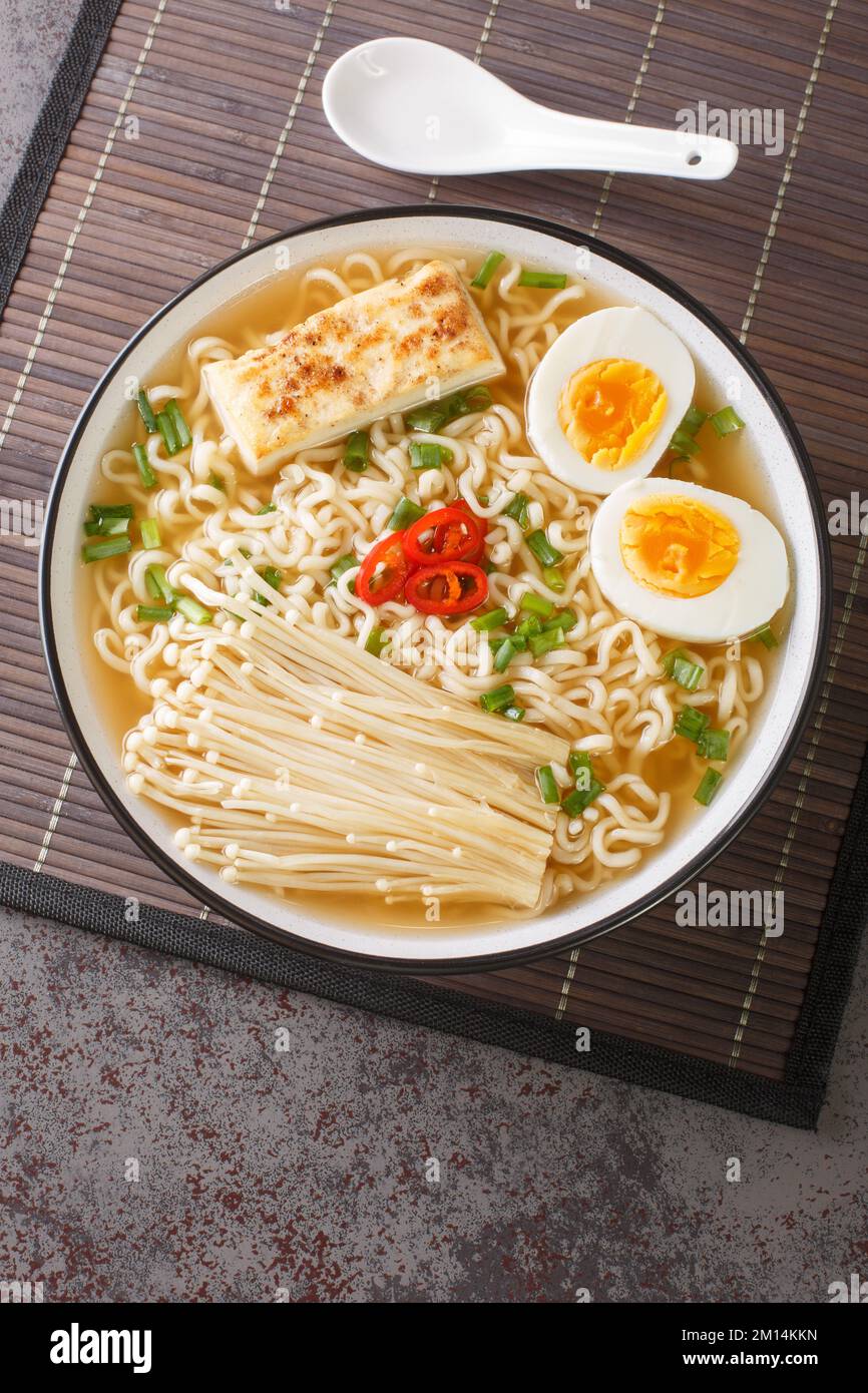 Soupe asiatique Miso ramen aux nouilles, aux œufs, au tofu et à l'enoki