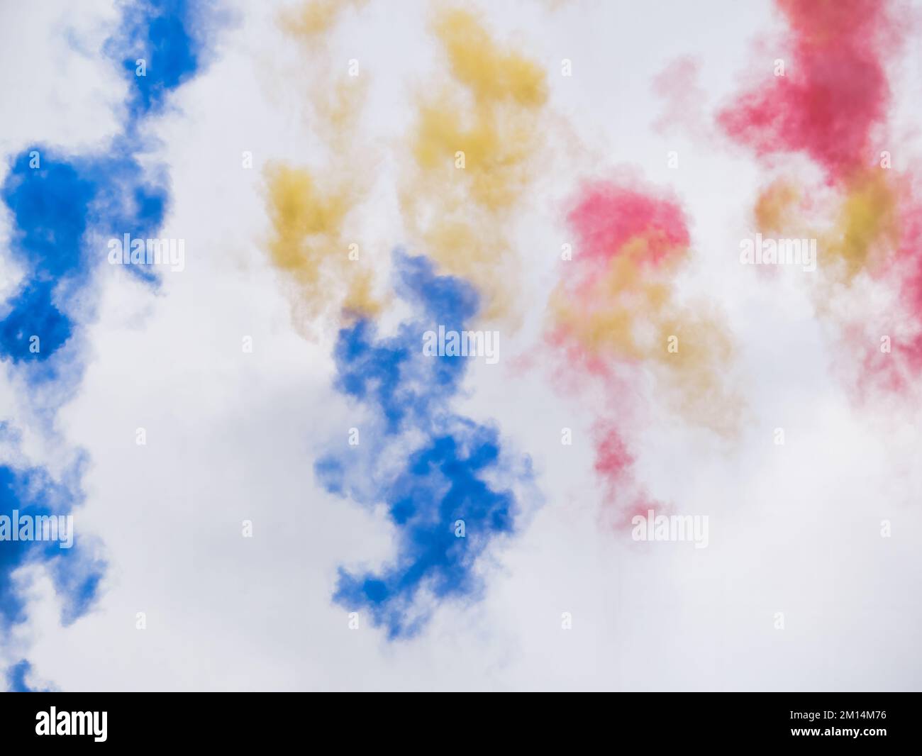 Pistes de fumée aux couleurs du drapeau national de la Roumanie dans l'air laissé par les avions. Banque D'Images