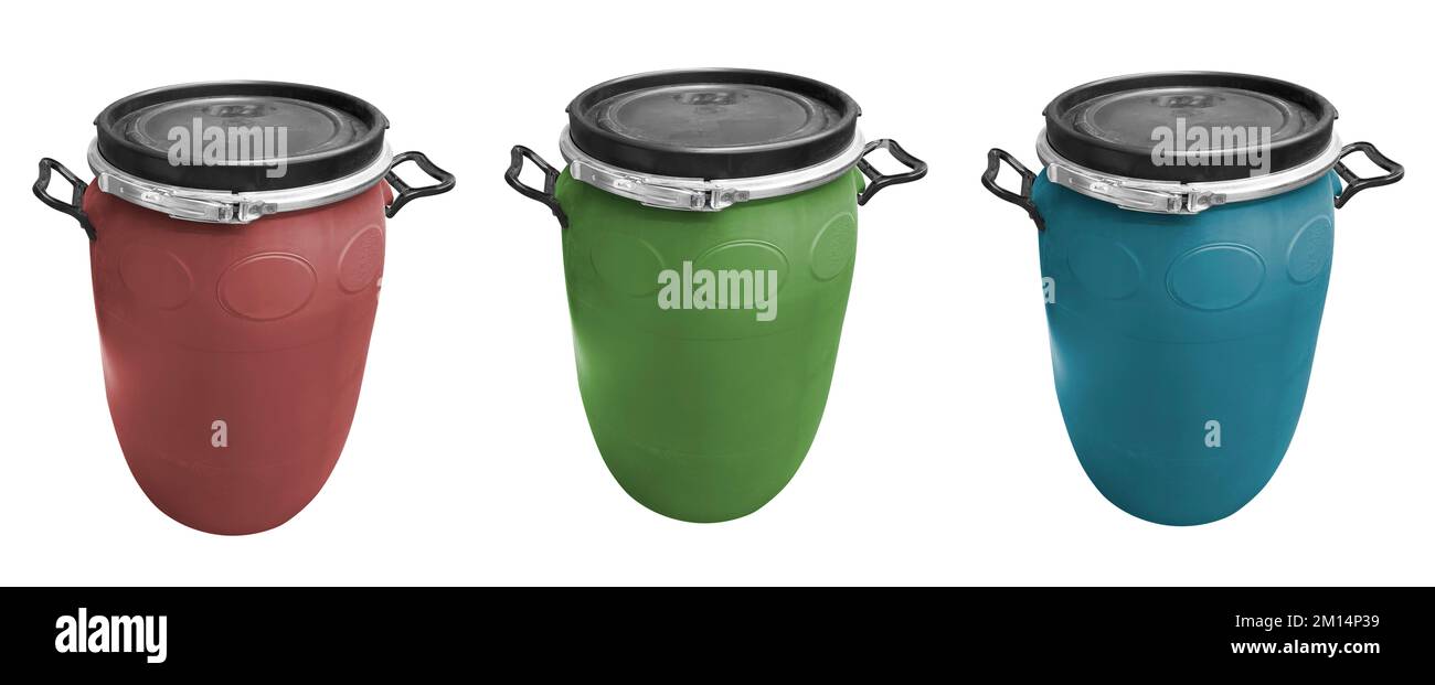 Trois conteneurs à baril en plastique isolés sur fond blanc. Tambour de rangement en plastique. Grands fûts de différentes couleurs isolés sur blanc. Banque D'Images