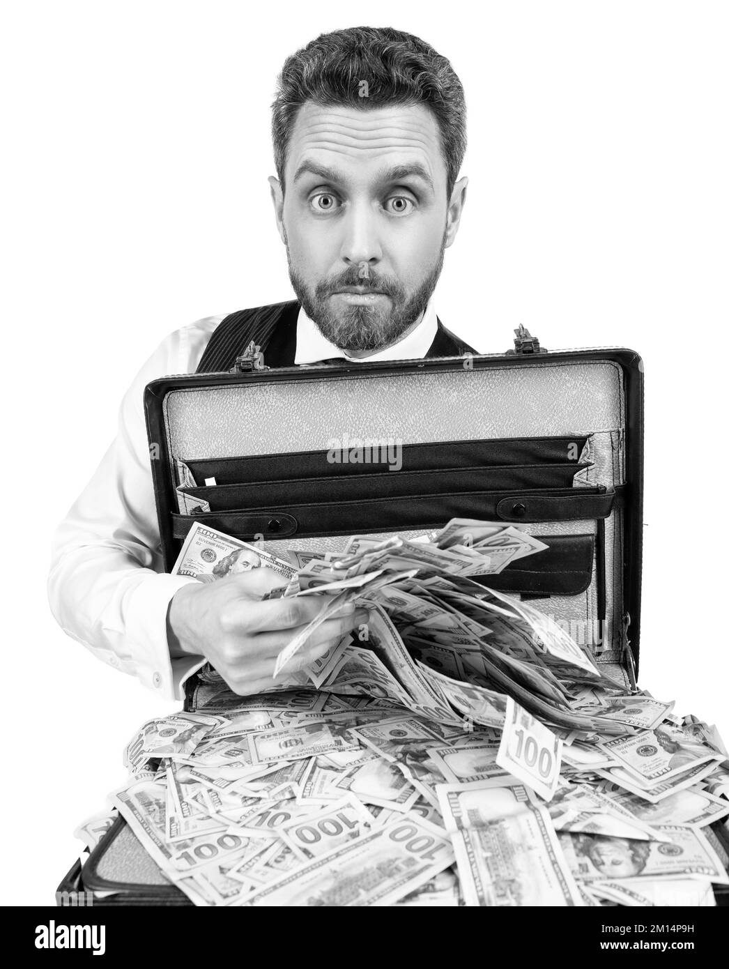 un homme choqué tient un café avec de l'argent isolé sur fond blanc, pot-de-vin Banque D'Images