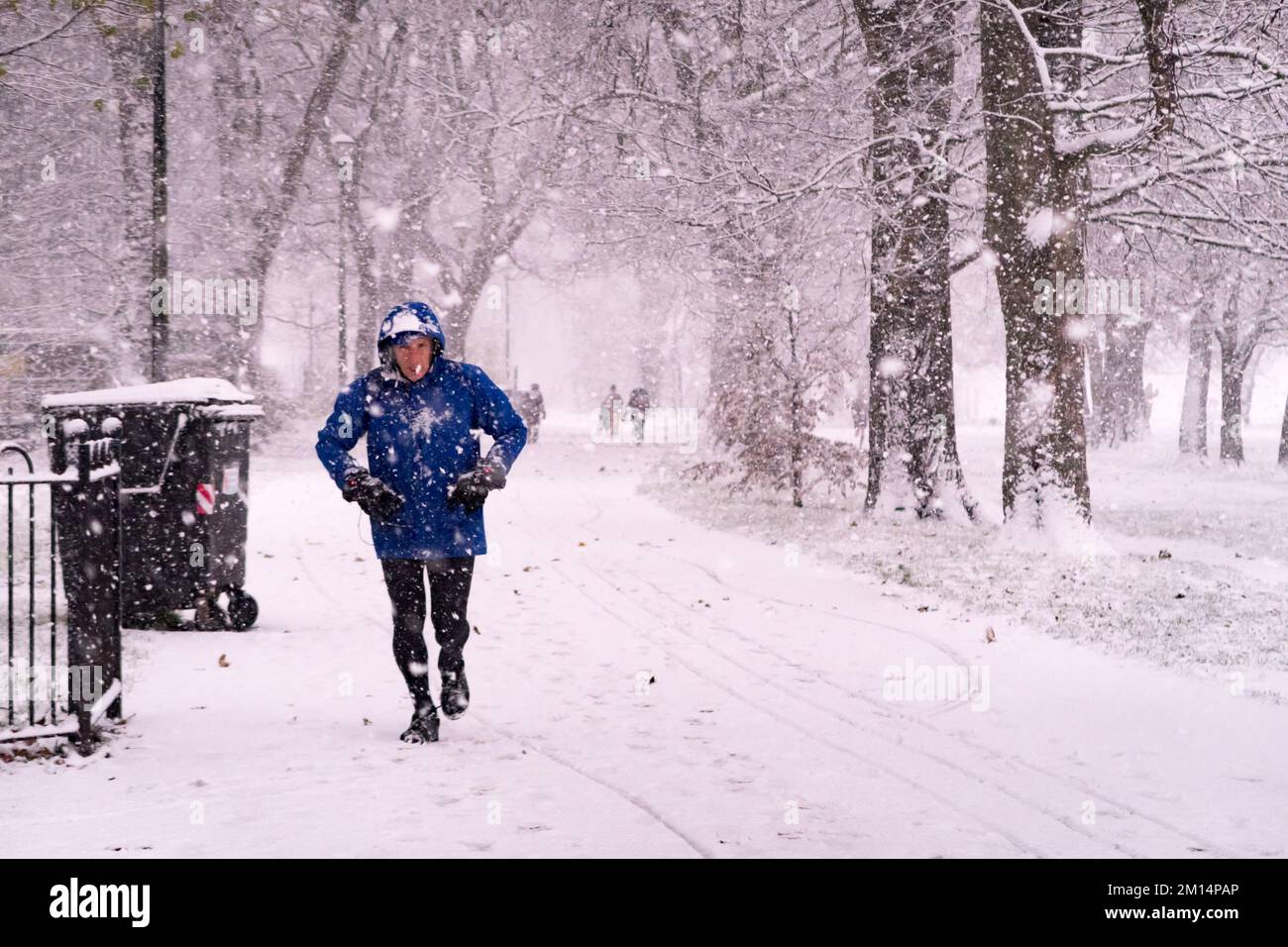 Édimbourg, Écosse, Royaume-Uni. 10th décembre 2022.malgré une chute de neige, le centre-ville d'Edimbourg n'a pas été interrompu ce matin. Les péopes s'exerçaient le long du canal Union et à Edinburgh Meadows tôt dans la matinée. Crédit: Lorenzo Dalberto/Alay Live News Banque D'Images