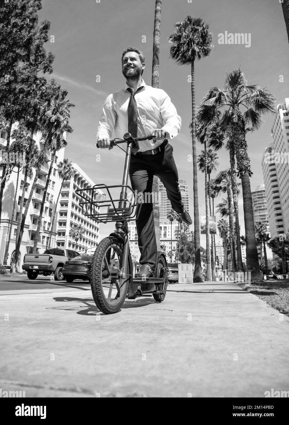 Démarrage en ligne.Un homme heureux en scooter électronique dans la rue.Démarrage en ligne.Transport électrique Banque D'Images