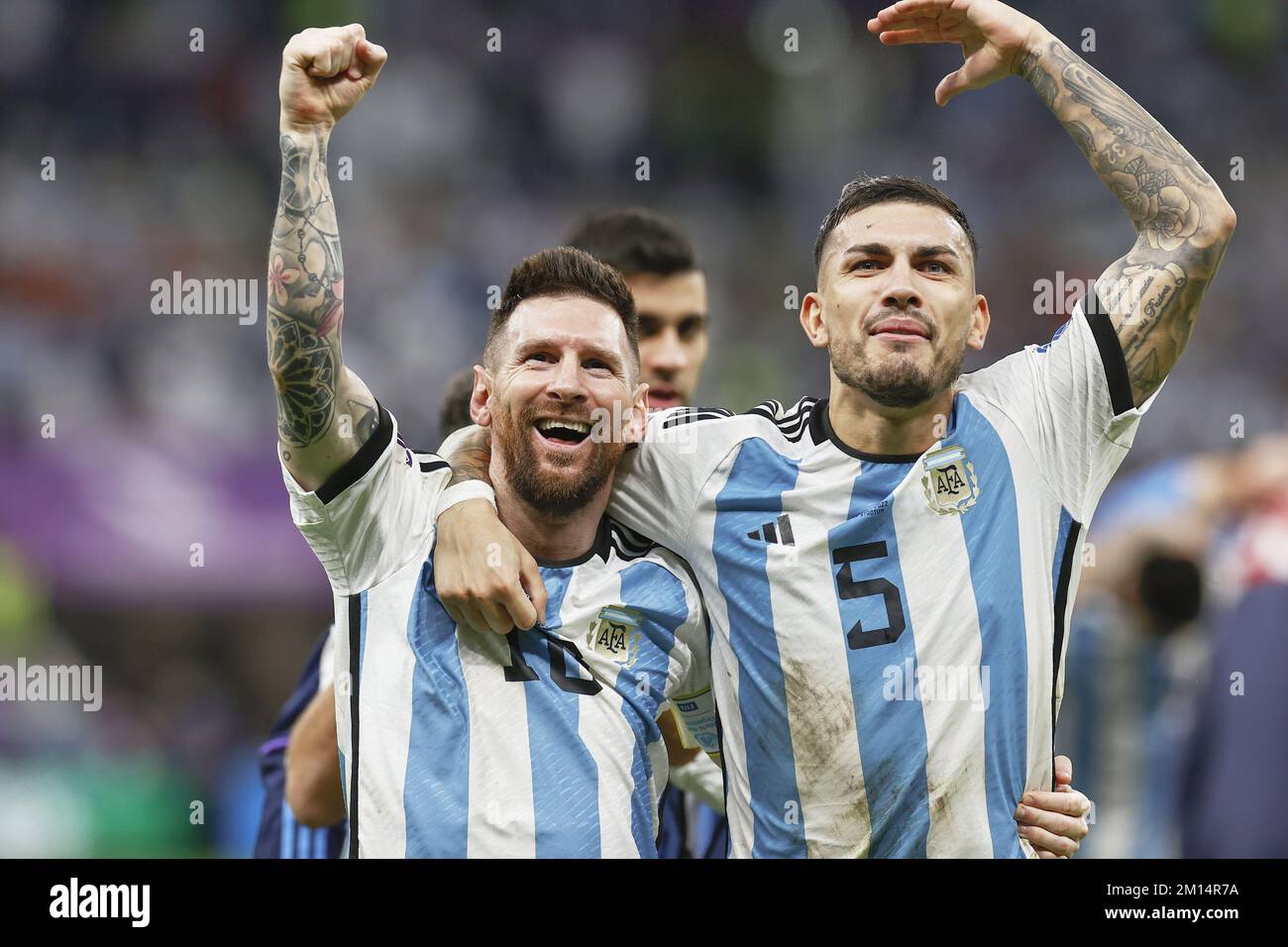Lionel Messi (L) et Leandro Paredes célèbrent après la victoire de l' Argentine sur les pays-Bas lors d'un match de football quart-finale de la coupe du monde au stade Lusail de Lusail, au Lionel Messi (L) et Leandro Paredes célèbrent après la victoire de l' Argentine sur les pays-Bas lors d'un match de football quart-finale de la coupe du monde au stade Lusail de Lusail, au