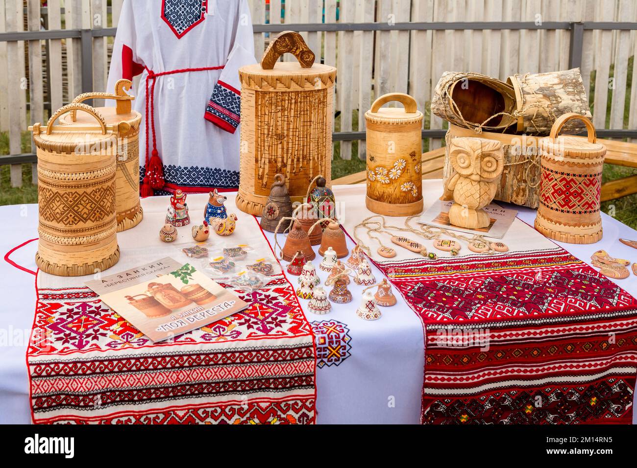 Kazan, République du Tatarstan, Russie - 3 juillet 2021: Sabantuy. Écorce de bouleau et produits d'argile Banque D'Images