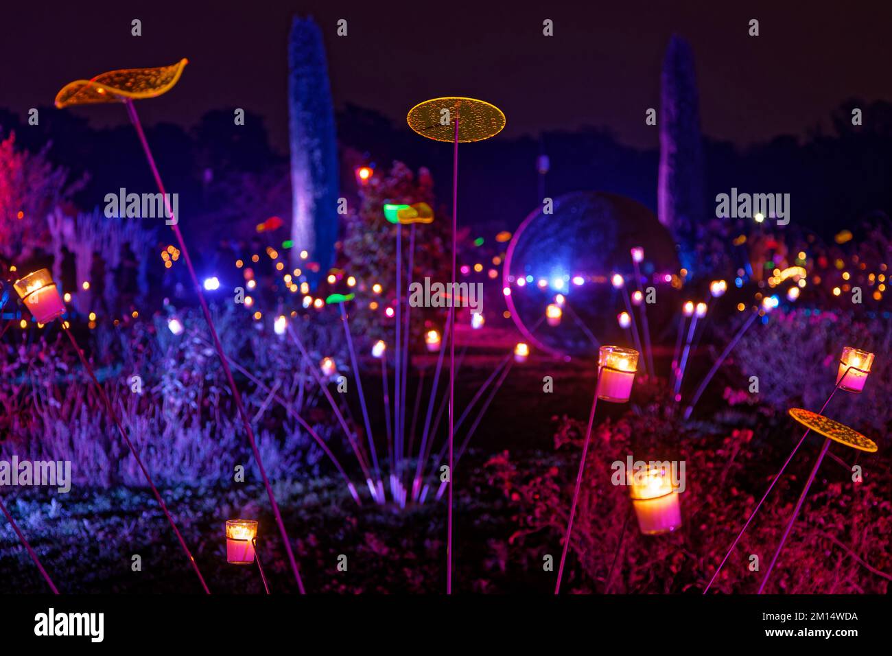 LYON, FRANCE, 9 décembre 2022 : Festival des lumières du Parc de la tête d'Or. La tête des Lumières révèle la beauté de Lyon à la tombée de la nuit quand sa la Banque D'Images