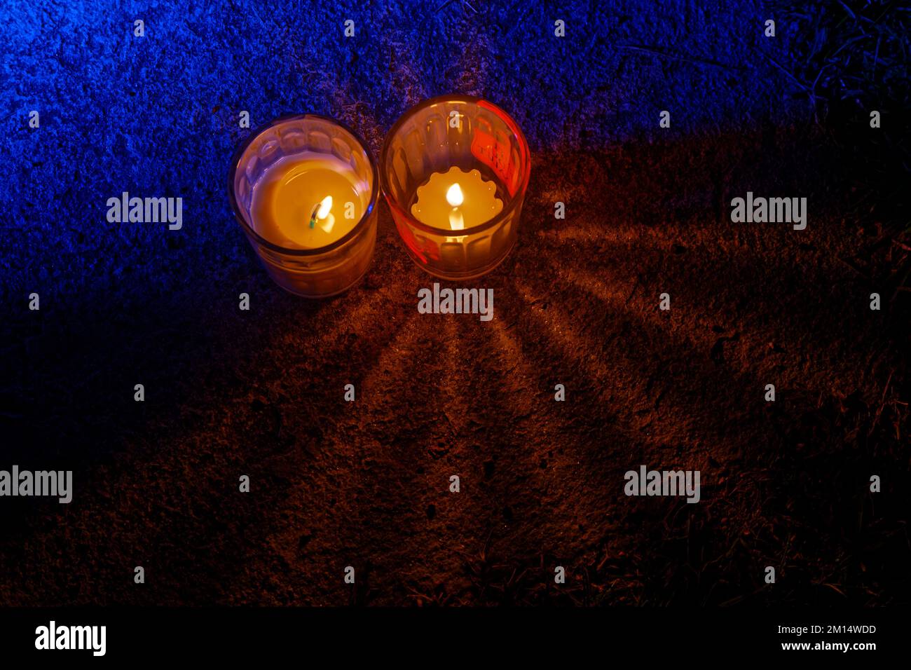 LYON, FRANCE, 9 décembre 2022 : bougies la nuit. Au cours du Festival des lumières de Lyon, de nombreuses personnes éclairent leurs fenêtres et balcons avec des bougies Banque D'Images