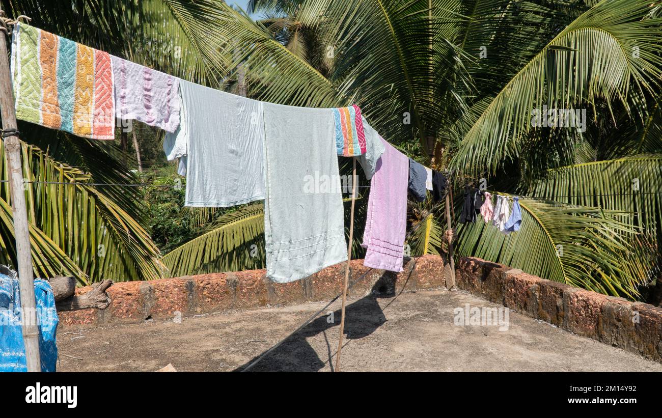 Linge à sécher sur le toit sous le soleil sur une corde, manque de technologie Banque D'Images