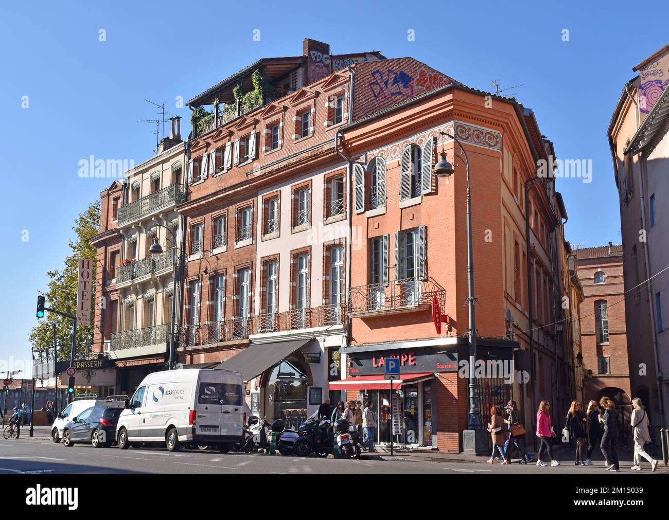 L'Hôtel des Beaux Arts, un grand bâtiment de C19th dans la brique rouge et grès rose de Toulouse, la ville rouge, détails classiques, hôtel boutique Banque D'Images