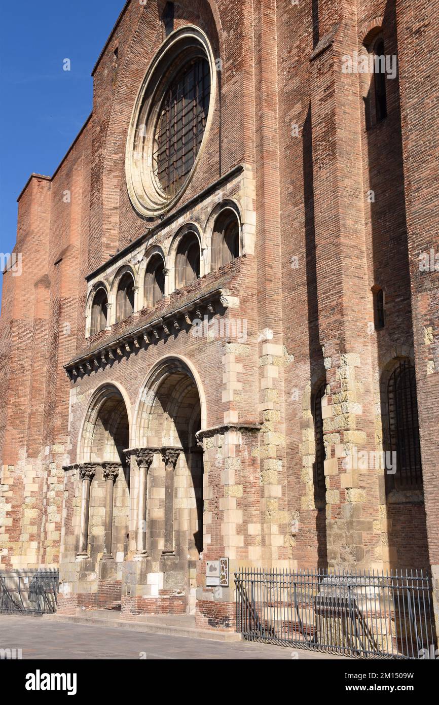 L'église basilique Saint-Sernin, Toulouse, le plus grand bâtiment roman d'Europe, en brique rouge, la ville rose, construite en c1180-1220, façade W. Banque D'Images