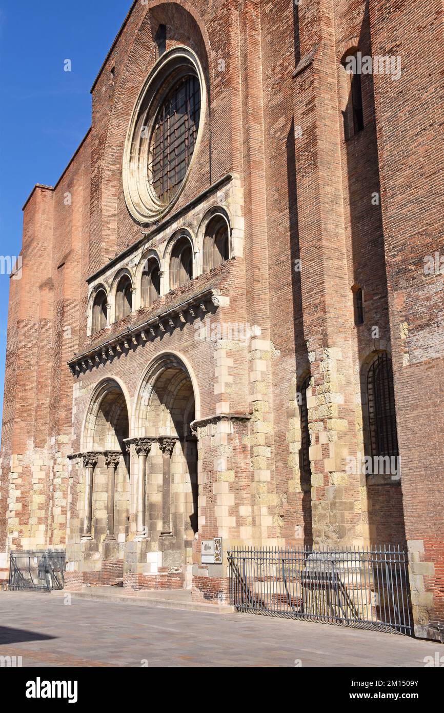 L'église basilique Saint-Sernin, Toulouse, le plus grand bâtiment roman d'Europe, en brique rouge, la ville rose, construite en c1180-1220, façade W. Banque D'Images