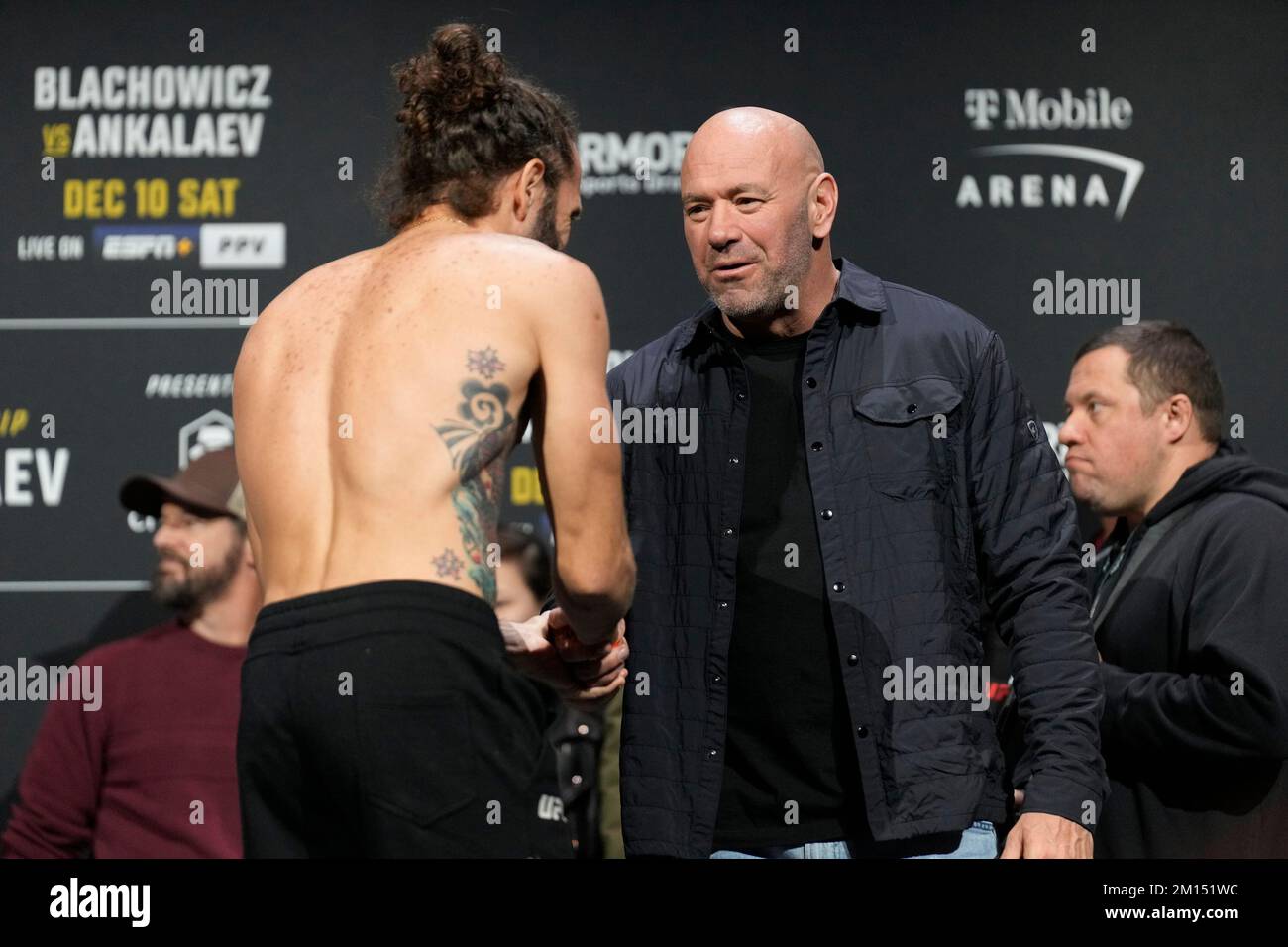 Las Vegas, États-Unis. 09th décembre 2022. LAS VEGAS, NV - 9 décembre: Erik Silva se met à l'échelle pour le pesage cérémonial à MGM Grand Garden Arena pour UFC 282 -Blachowicz vs Ankalaev : pesage cérémonial sur 9 décembre 2022 à Las Vegas, NV, États-Unis. (Photo de Louis Grasse/PxImages) crédit: PX Images/Alamy Live News Banque D'Images