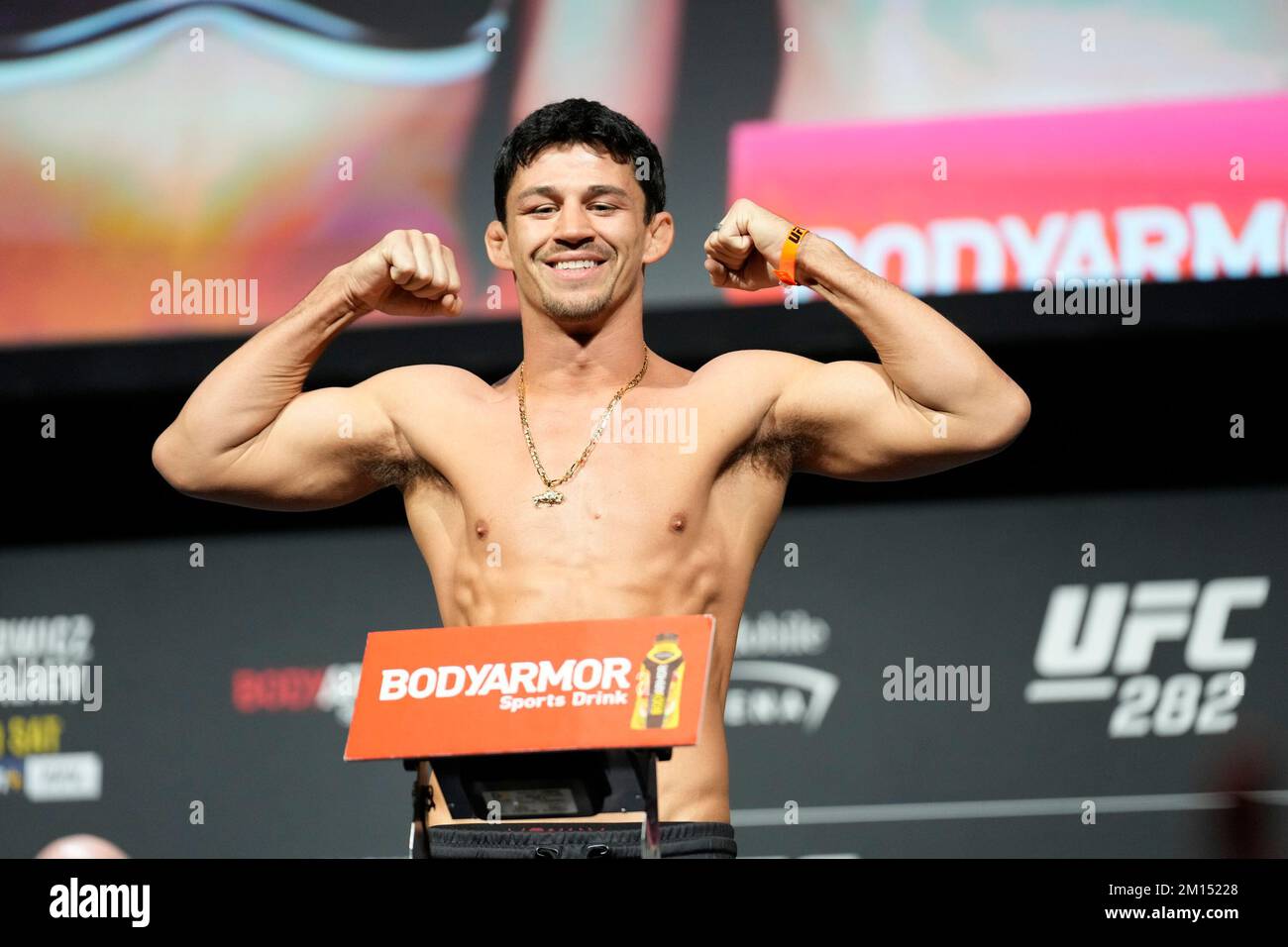 Las Vegas, États-Unis. 09th décembre 2022. LAS VEGAS, NV - 9 décembre: Alexander Hernandez marche sur la balance pour le cérémonie de pesée à MGM Grand Garden Arena pour UFC 282 -Blachowicz vs Ankalaev : les pesées de cérémonie sur 9 décembre 2022 à Las Vegas, NV, États-Unis. (Photo de Louis Grasse/PxImages) crédit: PX Images/Alamy Live News Banque D'Images