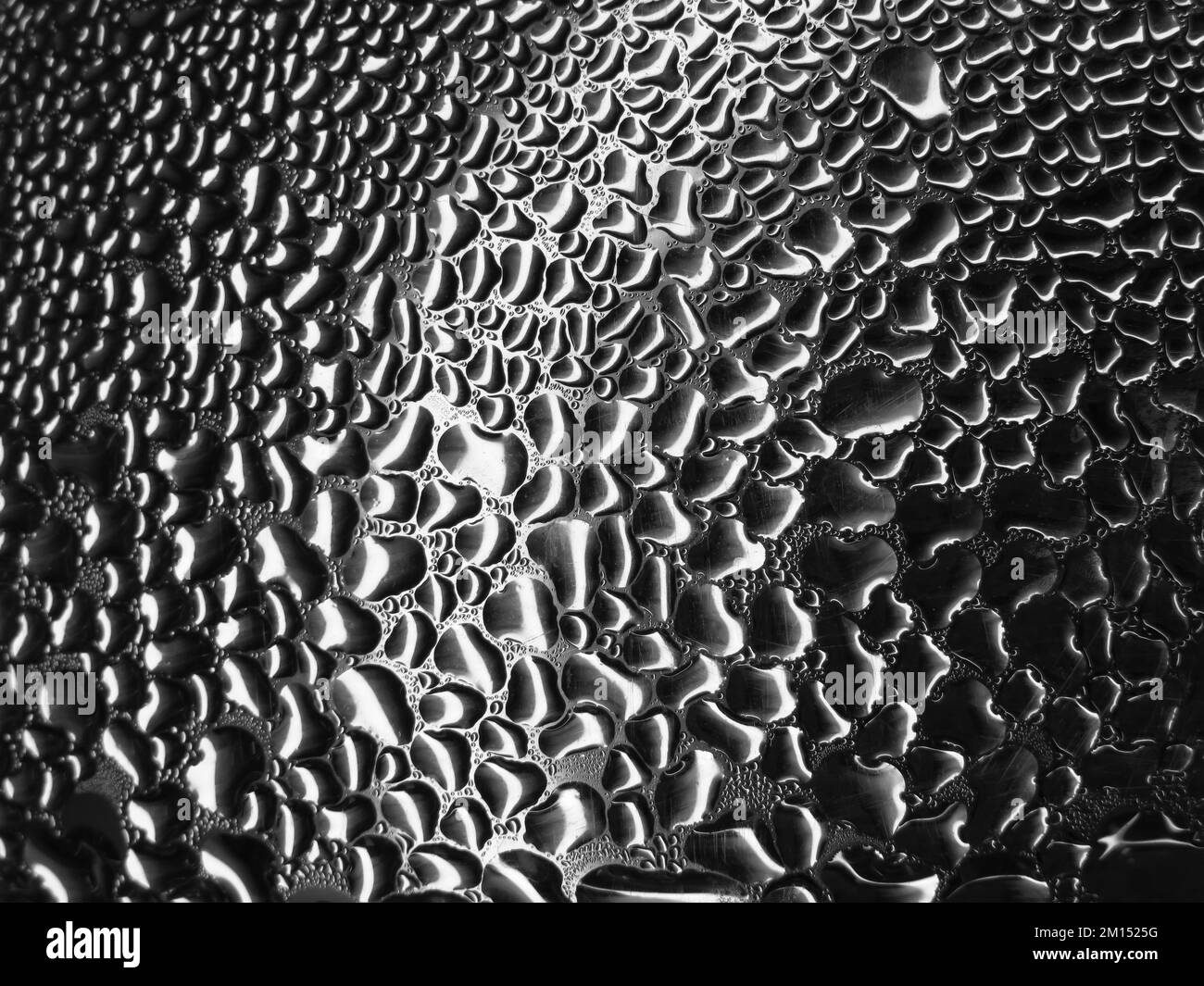 Verre avec gouttes de pluie sur fond sombre. Texture humide abstraite avec bulles sur la surface du verre de fenêtre. Gouttes d'eau pure et réaliste, gouttes de pluie conde Banque D'Images