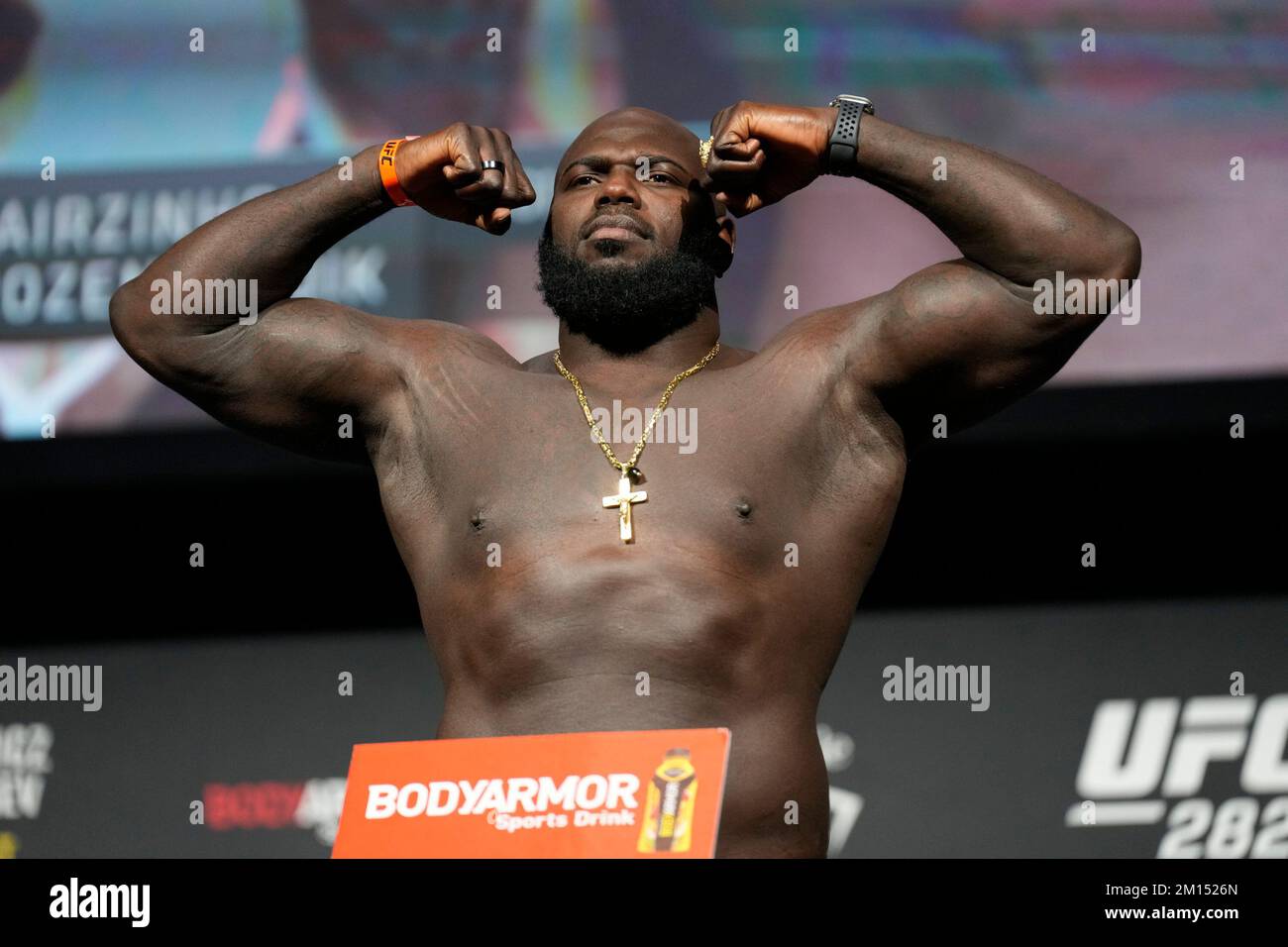 Las Vegas, États-Unis. 09th décembre 2022. LAS VEGAS, NV - 9 décembre: Jairzinho Rozenstruik marches sur la balance pour le cérémonie de pesée à l'arène MGM Grand Garden pour UFC 282 -Blachowicz vs Ankalaev : les pesées de cérémonie sur 9 décembre 2022 à Las Vegas, NV, États-Unis. (Photo de Louis Grasse/PxImages) crédit: PX Images/Alamy Live News Banque D'Images
