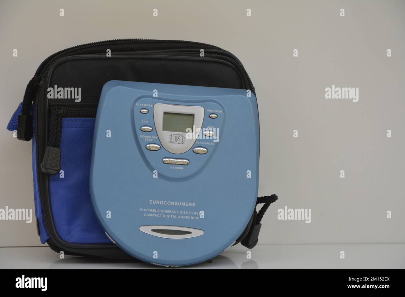 Marilia, São Paulo, Brésil - 17 octobre 2022 : disque audio numérique compact avec pochette de protection. Espace de copie des années 90. Arrière-plan blanc. : Editorial Banque D'Images