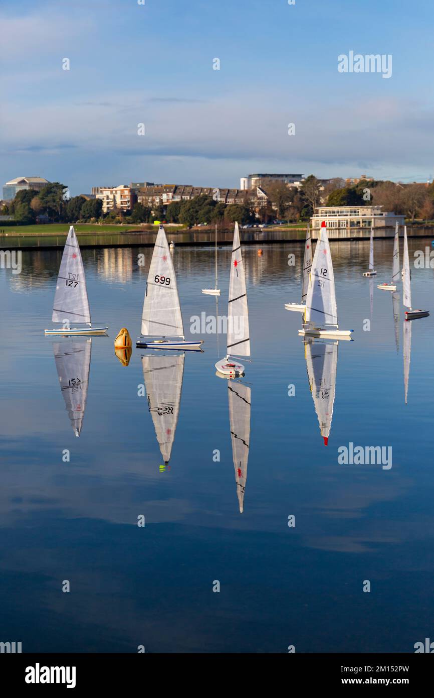 Poole, Dorset Royaume-Uni. 10th décembre 2022. Météo au Royaume-Uni : une matinée glaciale et amèrement froide à Poole n'dissuade pas les passionnés de bateaux contrôlés par radio qui font la course de leurs bateaux modèles laser autour du lac de Poole Park. L'absence de vent et de zones gelées rend la course difficile, mais crée une ambiance calme et sereine avec de belles réflexions. Crédit : Carolyn Jenkins/Alay Live News Banque D'Images