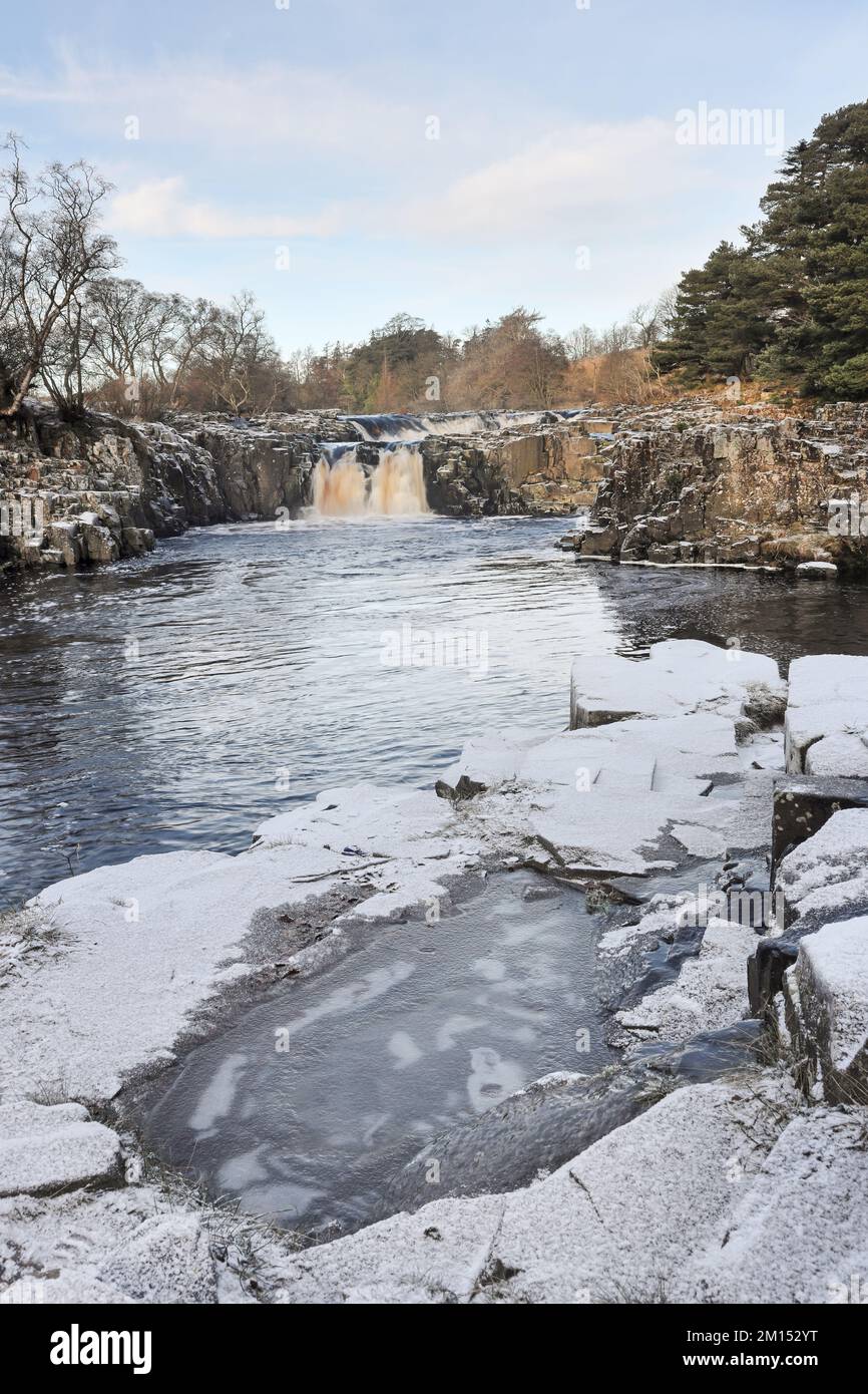 Teesdale, comté de Durham, Royaume-Uni. 10th décembre 2022. Météo Royaume-Uni. Scènes de la rivière des Tees à Low Force ce matin après un autre gel sévère de nuit à Teesdale, comté de Durham, nord-est de l'Angleterre. Crédit : David Forster/Alamy Live News Banque D'Images