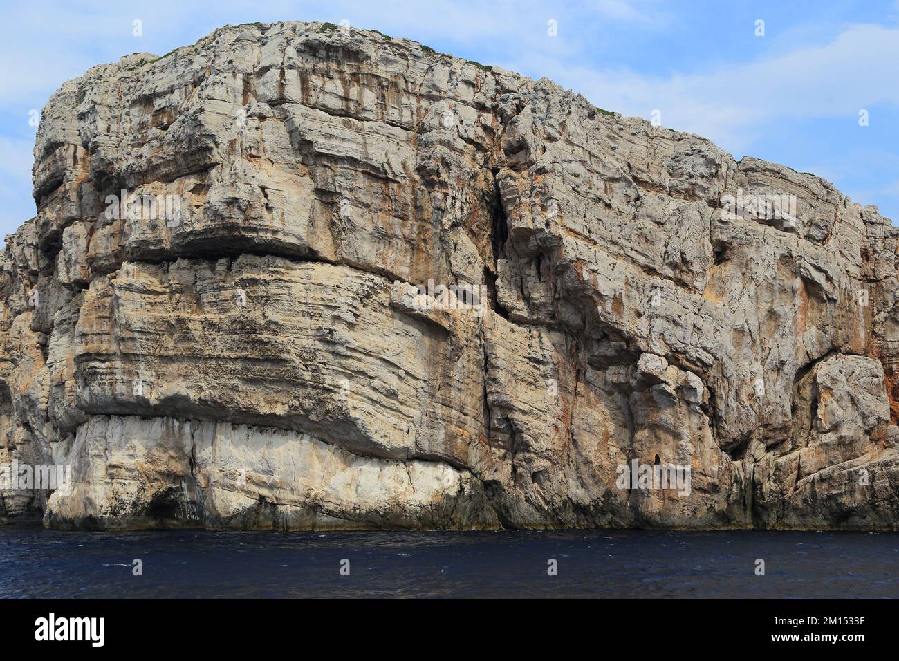 C'est une vue fantastique sur les falaises côtières de l'une des nombreuses îles inhabitées de la réserve naturelle nationale de Kornati en Croatie. Banque D'Images