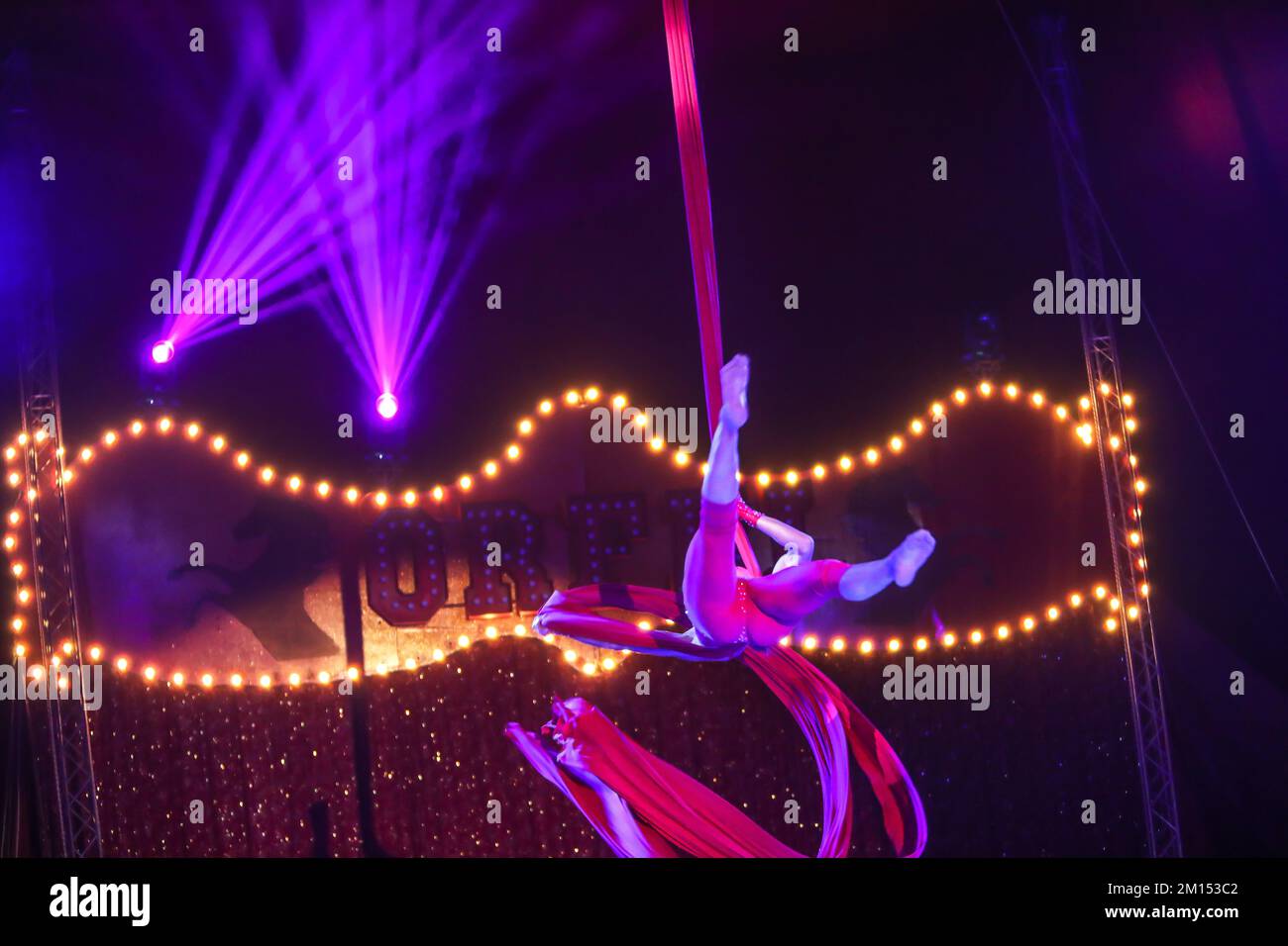 7 décembre 2022, Palerme, Italie: Fille avec des rubans au Cirque Sandra Orfei. (Credit image: © Antonio Melita/Pacific Press via ZUMA Press Wire) Banque D'Images