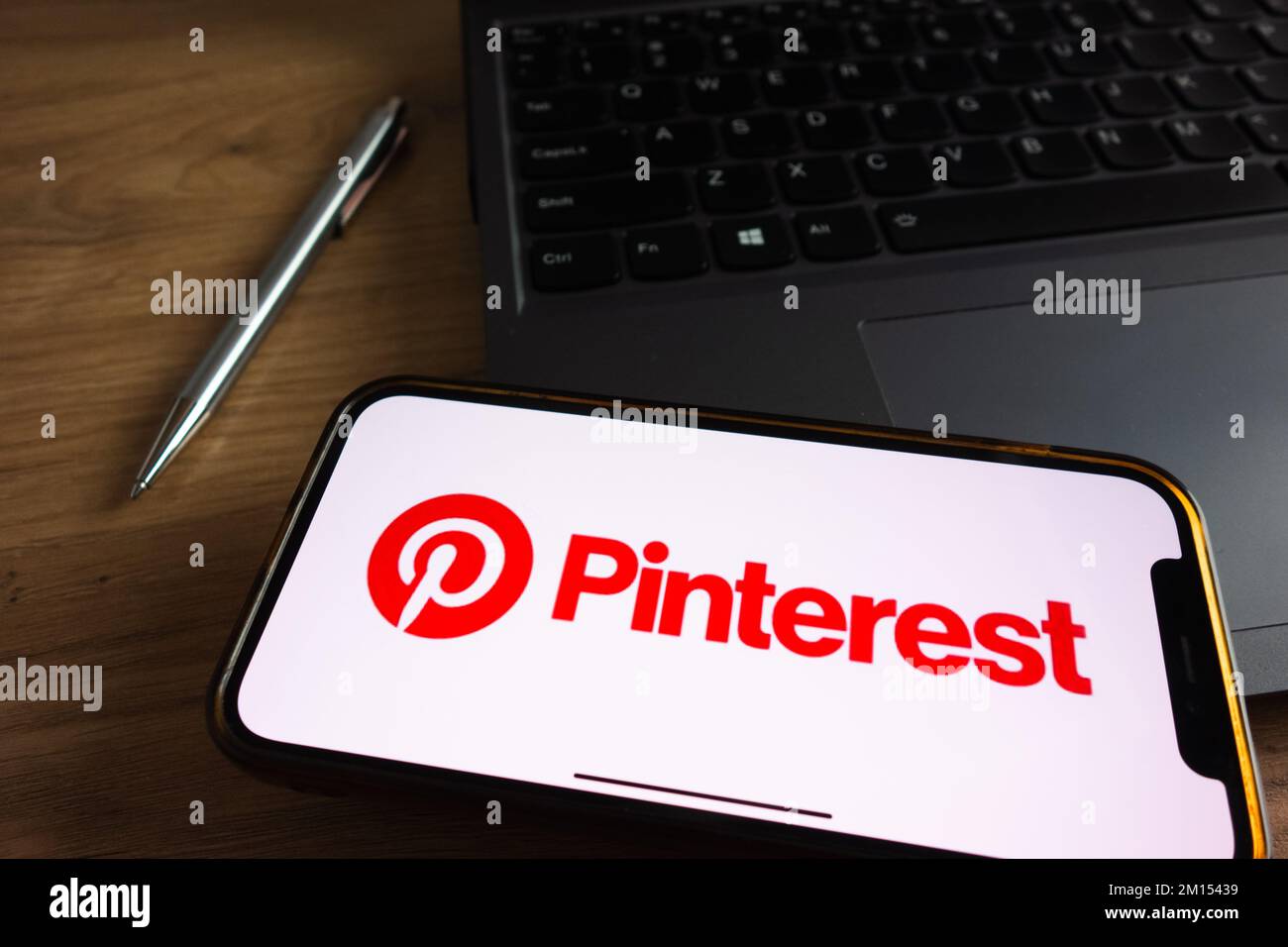 KONSKIE, POLOGNE - 17 septembre 2022 : logo Pinterest affiché sur l'écran du smartphone au bureau. Pinterest est un partage de photos Internet et publishi Banque D'Images