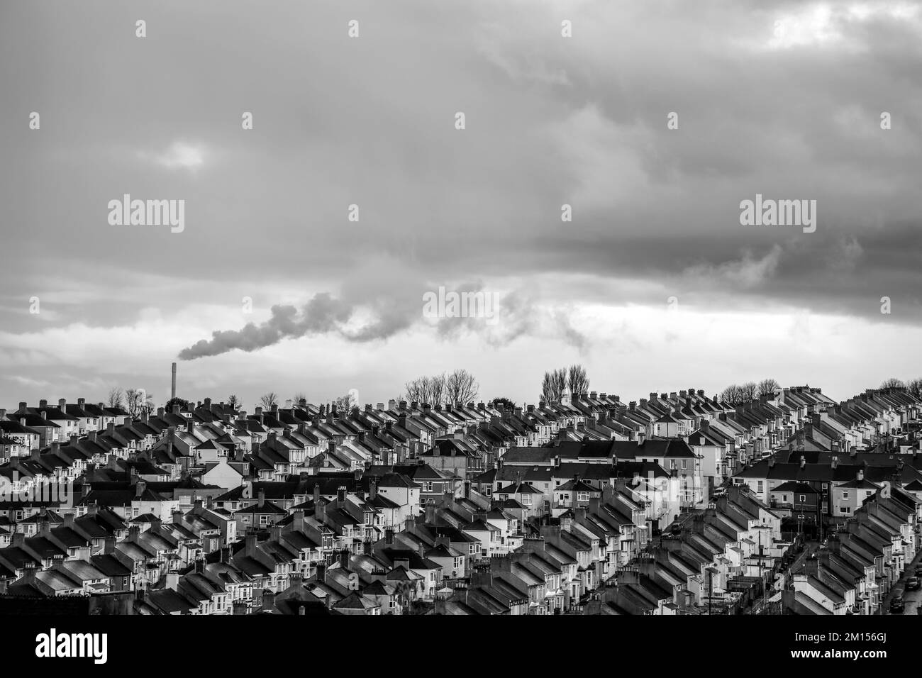 Image en noir et blanc de logements en terrasse à Ford à Plymouth, les terrasses répétées sur la colline de la vallée de St Levan fournissent une grille de rigueur. Un déchet di Banque D'Images