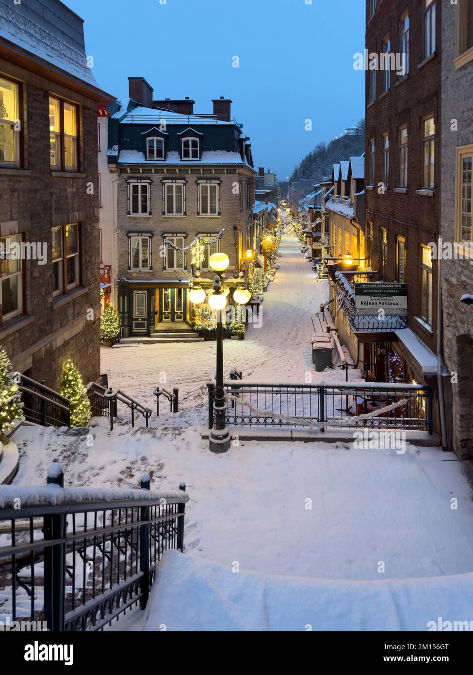 Neige en décembre dans les rues festives du Vieux-Québec, Québec, Canada Banque D'Images