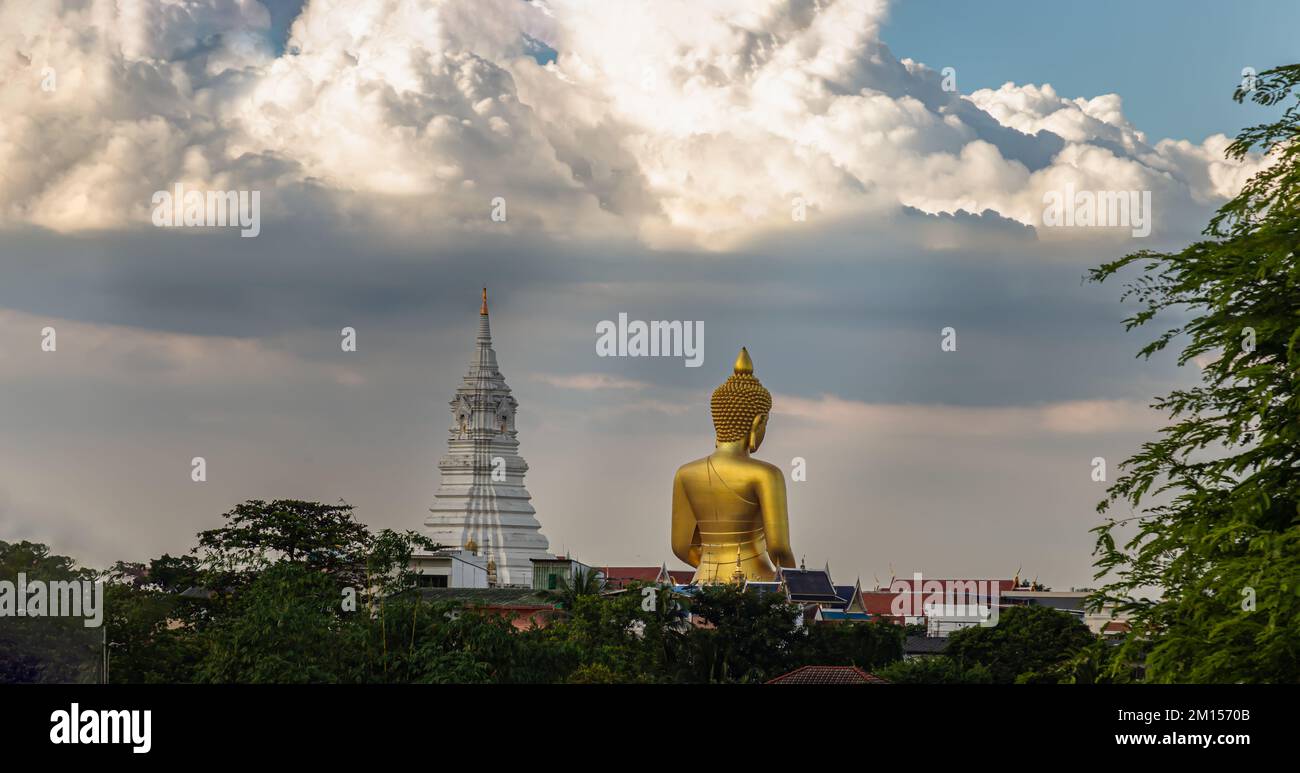 Bangkok, Thaïlande - 06 décembre 2022 : vue arrière de la magnifique statue de Bouddha d'or géant et de la Pagada blanche sur fond de ciel à Wat Pakna Banque D'Images