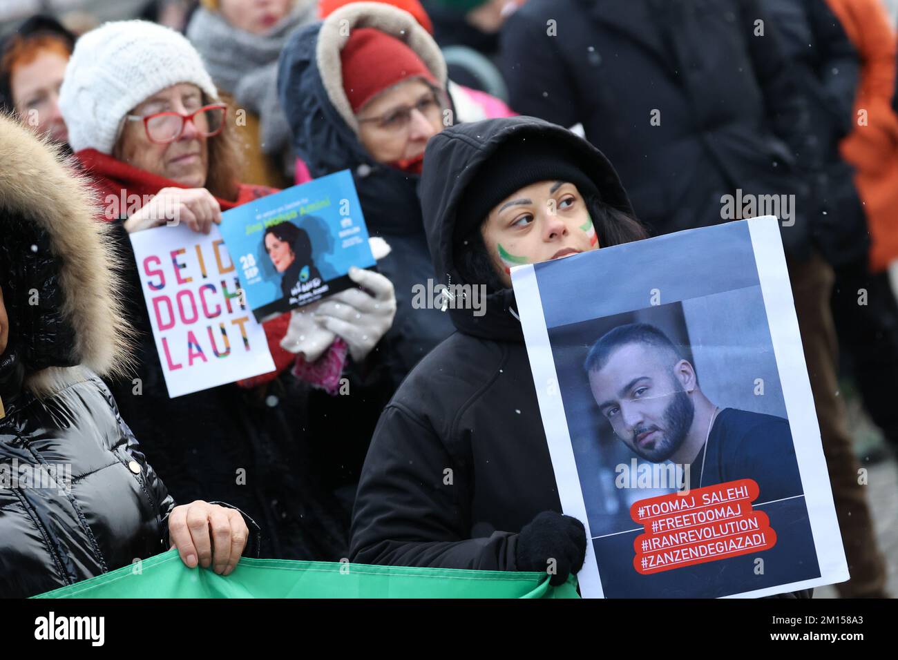 Berlin, Allemagne. 10th décembre 2022. Une femme porte un panneau avec Mohsen Shekari, récemment exécuté en Iran. À l'occasion de la Journée internationale des droits de l'homme, les gens manifestent à la porte de Brandebourg en solidarité avec les manifestations en Iran. Credit: Joerg Carstensen/dpa/Alay Live News Banque D'Images