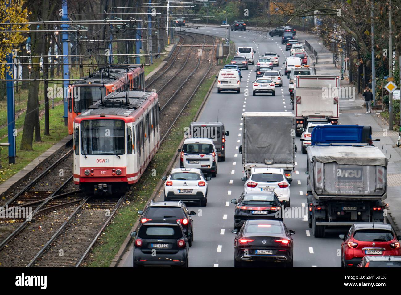 Circulation en centre-ville, Westfendamm à 3 voies, route fédérale à B1 voies, circulation dense, ligne de tramway parallèle, transports en commun, NRW, Allemagne, Dortmund, Banque D'Images