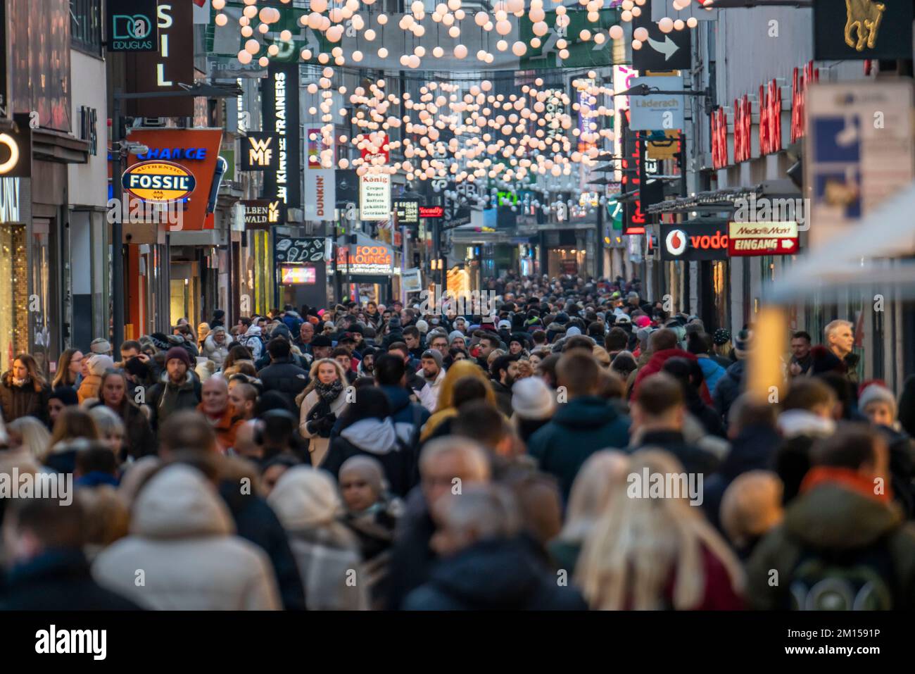 Hohe Straße à Cologne, rue commerçante principale, période d'avant Noël, zone piétonne bondée le vendredi après-midi, NRW, Allemagne Banque D'Images