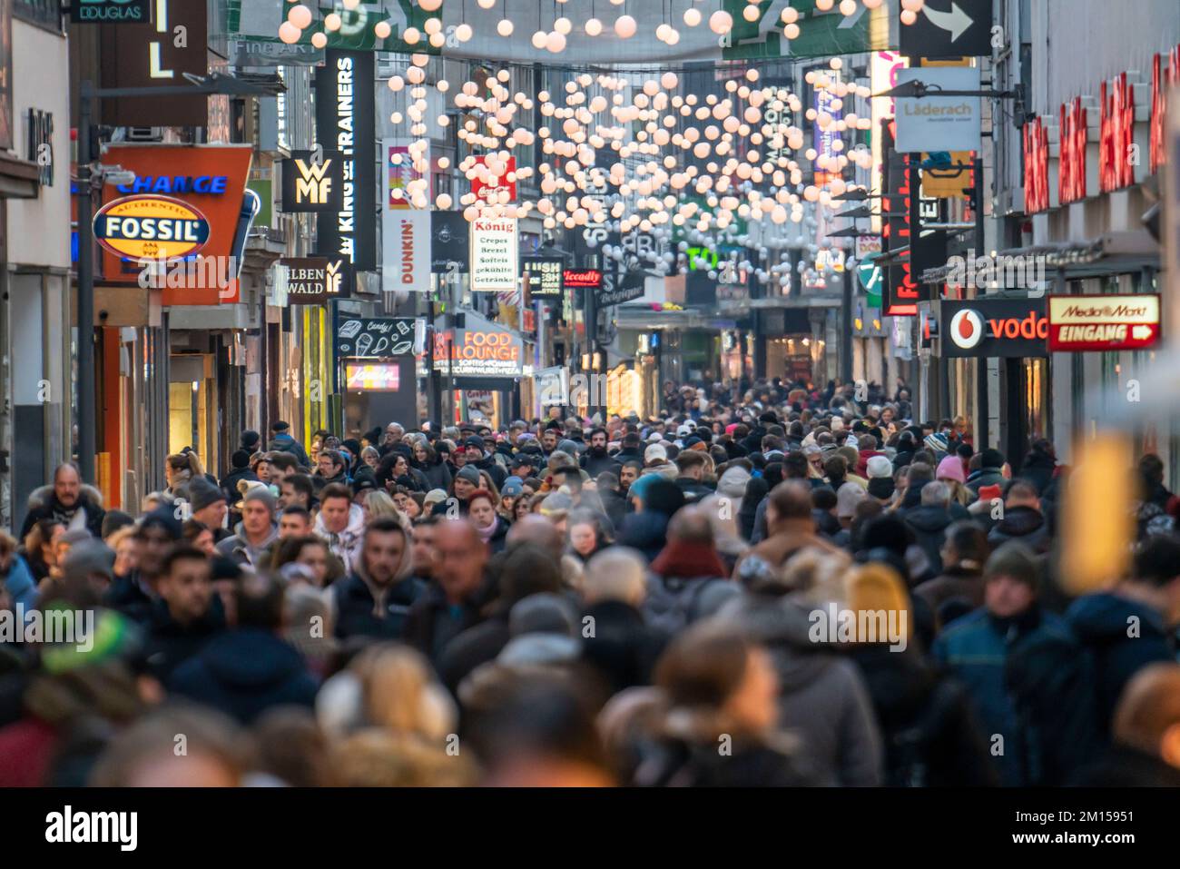 Hohe Straße à Cologne, rue commerçante principale, période d'avant Noël, zone piétonne bondée le vendredi après-midi, NRW, Allemagne Banque D'Images