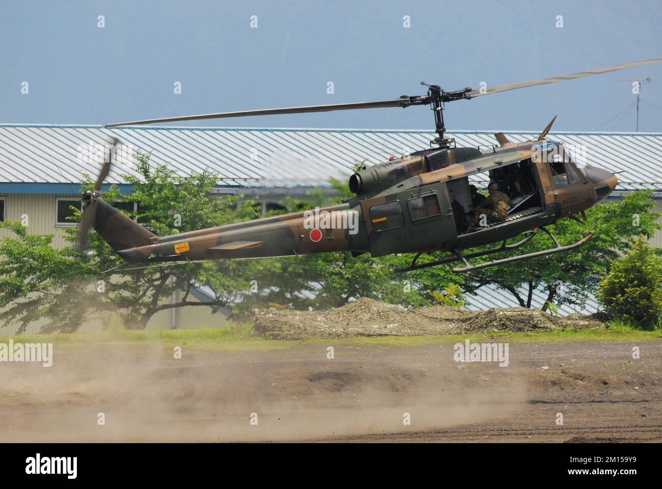 Préfecture de Shizuoka, Japon - 10 juillet 2011 : hélicoptère utilitaire Iroquois Bell UH-1J de la Force d'autodéfense terrestre du Japon. Banque D'Images