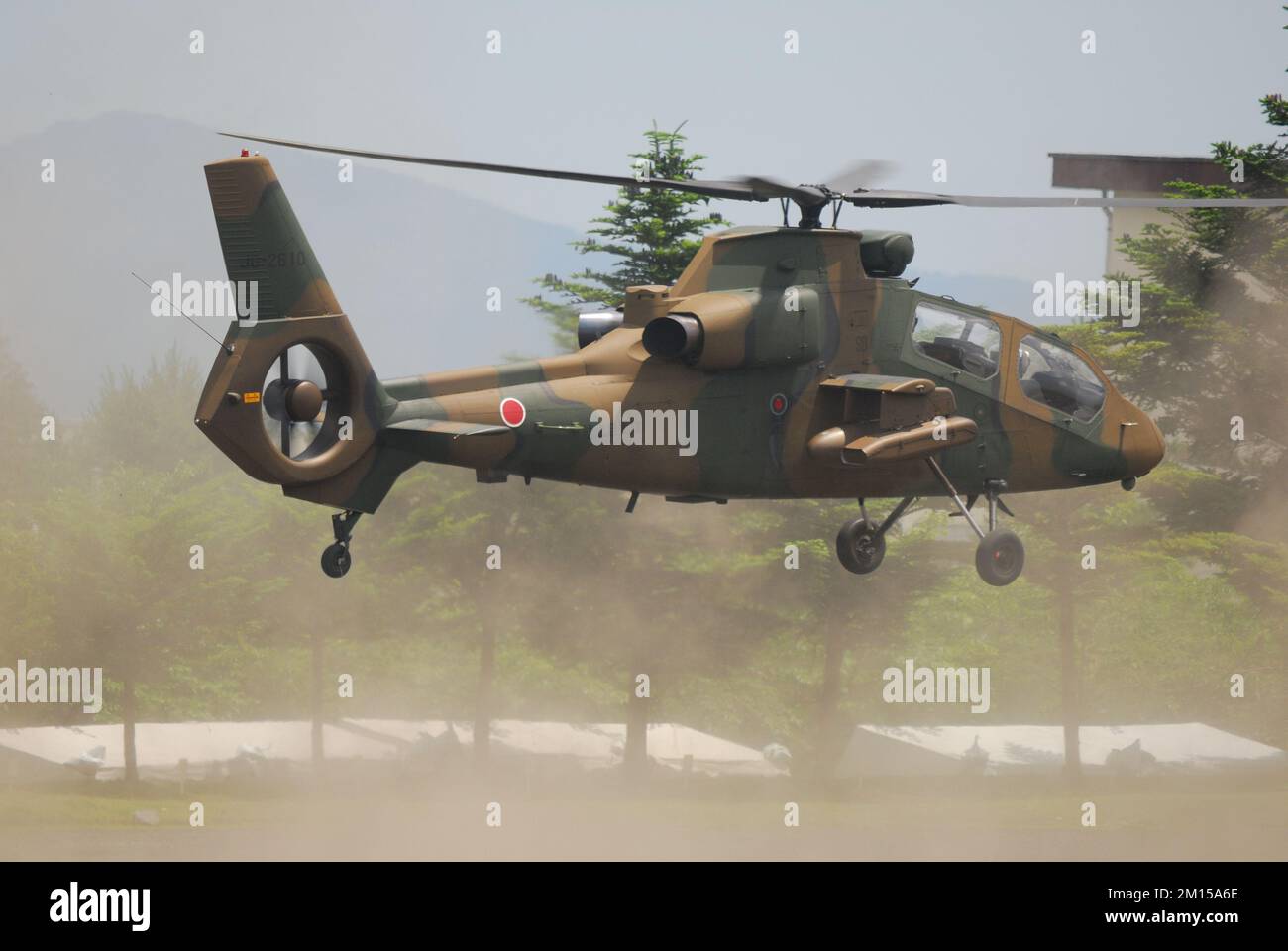 Préfecture de Shizuoka, Japon - 10 juillet 2011 : hélicoptère scout Kawasaki OH-1 de la Force d'autodéfense terrestre du Japon. Banque D'Images