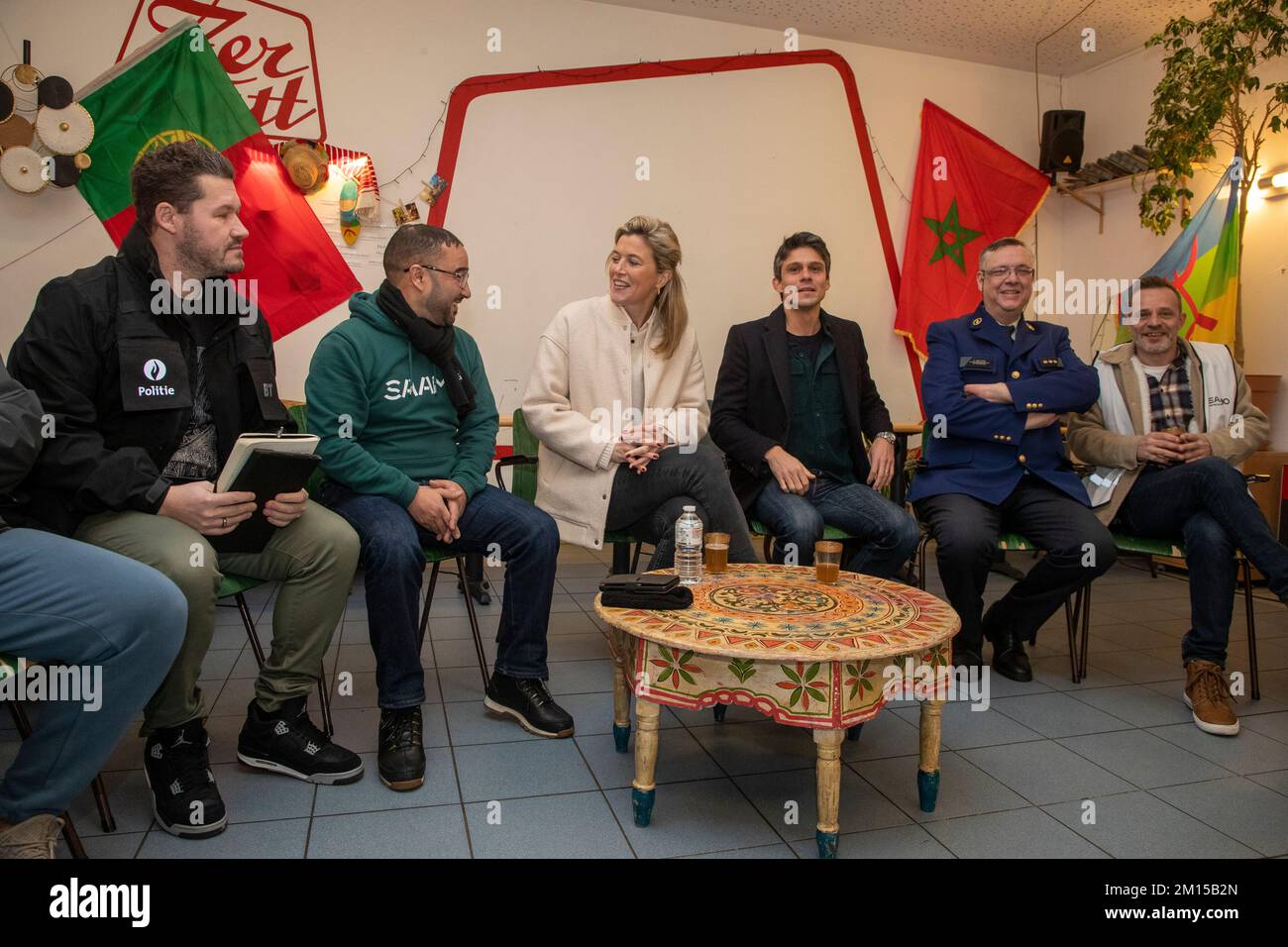 Anvers, Belgique. 10th décembre 2022. Annelies Verlinden, ministre de l'intérieur, et Benjamin Dalle, ministre flamand de la Jeunesse, des médias et des Affaires bruxelloises, ont pris la photo lors d'une rencontre entre le ministre Verlinden, la police, le Conseil flamand de la Jeunesse, des délégués et des volontaires d'organisations de jeunesse dans le cadre de discussions sur le maintien du calme pendant les matchs de la coupe du monde, samedi 10 décembre 2022 À Anvers. Il existe à Anvers une initiative unique entre les organisations de jeunesse, les médiateurs, les bénévoles et la police, par laquelle ils s'engagent dans le dialogue pour aider à maintenir le calme pendant les matchs. BELGA PHOTO NICOLAS MAET Banque D'Images