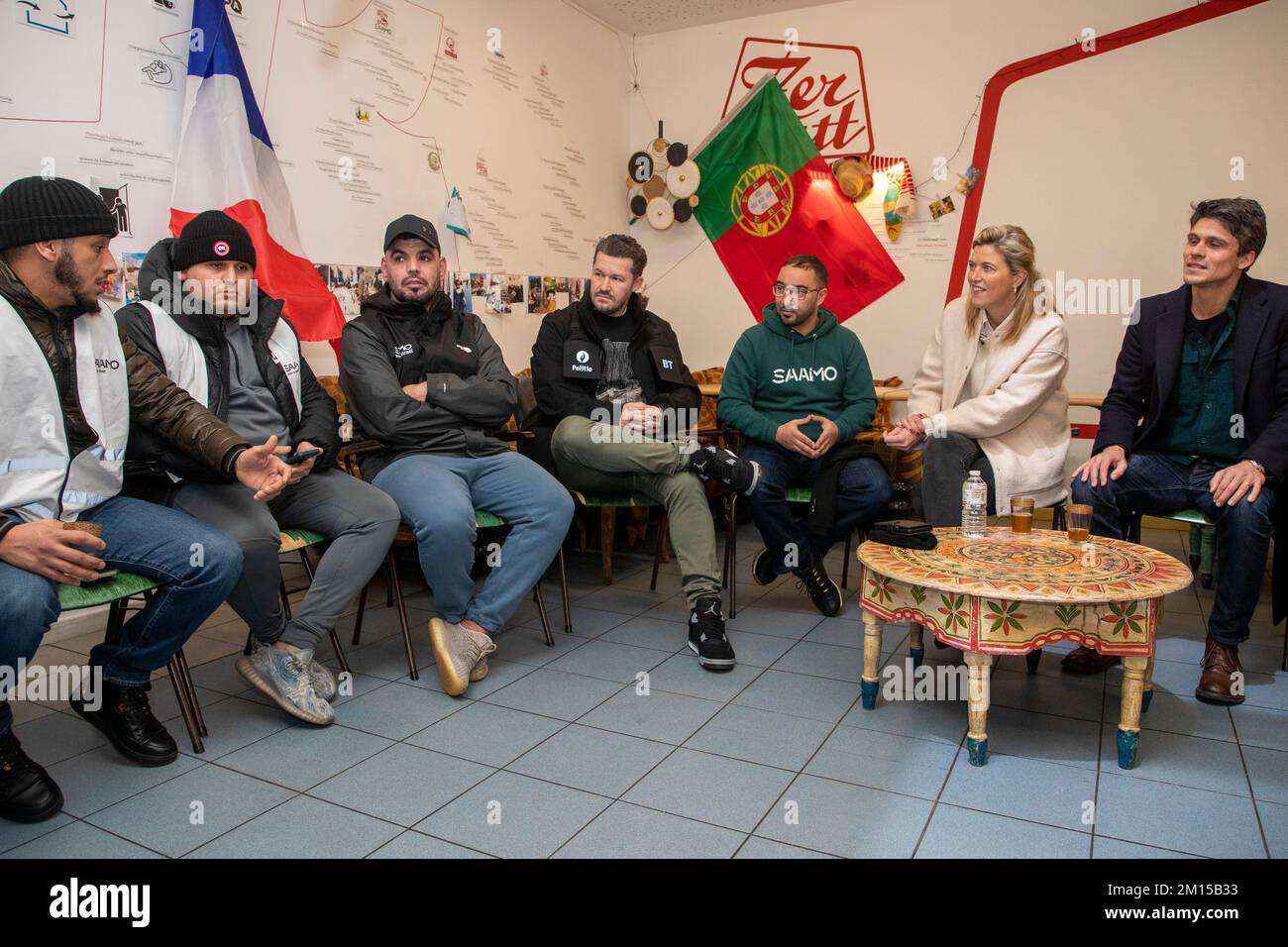 Anvers, Belgique. 10th décembre 2022. Annelies Verlinden, ministre de l'intérieur, et Benjamin Dalle, ministre flamand de la Jeunesse, des médias et des Affaires bruxelloises, ont pris la photo lors d'une rencontre entre le ministre Verlinden, la police, le Conseil flamand de la Jeunesse, des délégués et des volontaires d'organisations de jeunesse dans le cadre de discussions sur le maintien du calme pendant les matchs de la coupe du monde, samedi 10 décembre 2022 À Anvers. Il existe à Anvers une initiative unique entre les organisations de jeunesse, les médiateurs, les bénévoles et la police, par laquelle ils s'engagent dans le dialogue pour aider à maintenir le calme pendant les matchs. BELGA PHOTO NICOLAS MAET Banque D'Images