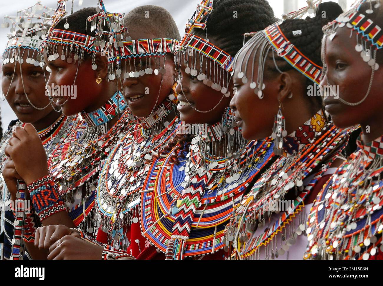 Les femmes de Maasai vêtues de perles traditionnelles défilent lors de l'événement sportif social baptisé Jeux Olympiques de Maasai pour offrir aux guerriers une alternative à la mort des lions dans le cadre de leur rite de passage traditionnel, dans le sanctuaire de Kimana, à la base du Mt. Kilimanjaro, près de la frontière entre le Kenya et la Tanzanie à Kimana, Kajiado, Kenya 10 décembre 2022. REUTERS/Thomas Mukoya Banque D'Images