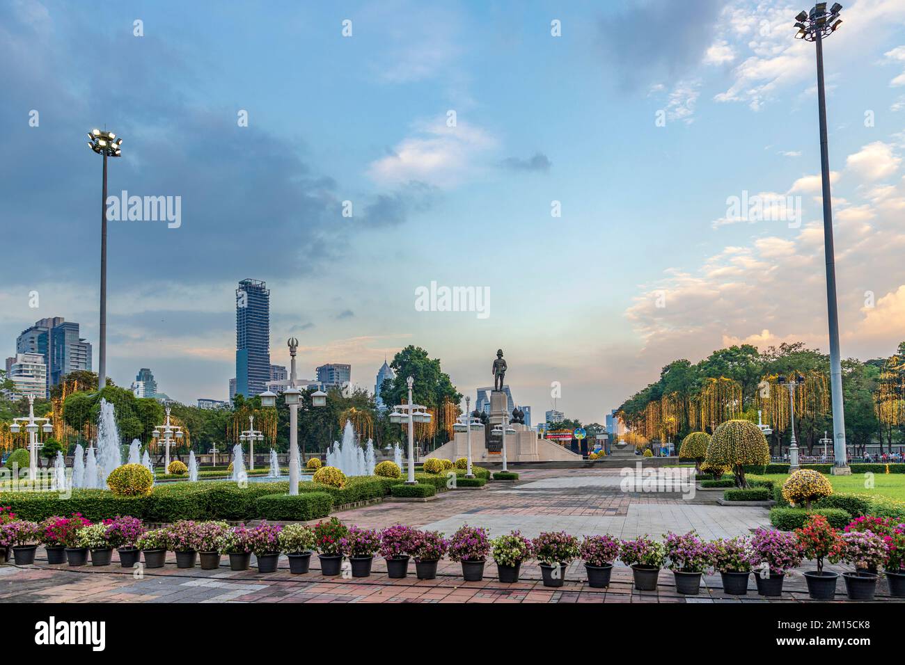 Bangkok, Thaïlande - 8 décembre 2022 : Monument du Roi Rama VI situé en face du Parc Lumpini. Il y a des lumières joliment décorées. En raison de Banque D'Images
