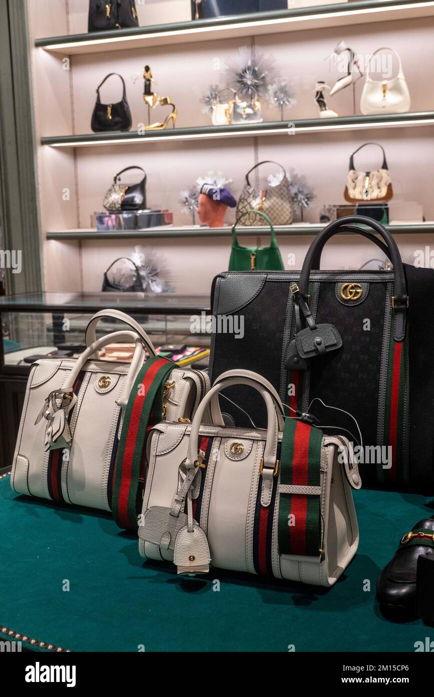 Gucci luxury fashion designer store at fifth avenue Banque de photographies  et d'images à haute résolution - Alamy