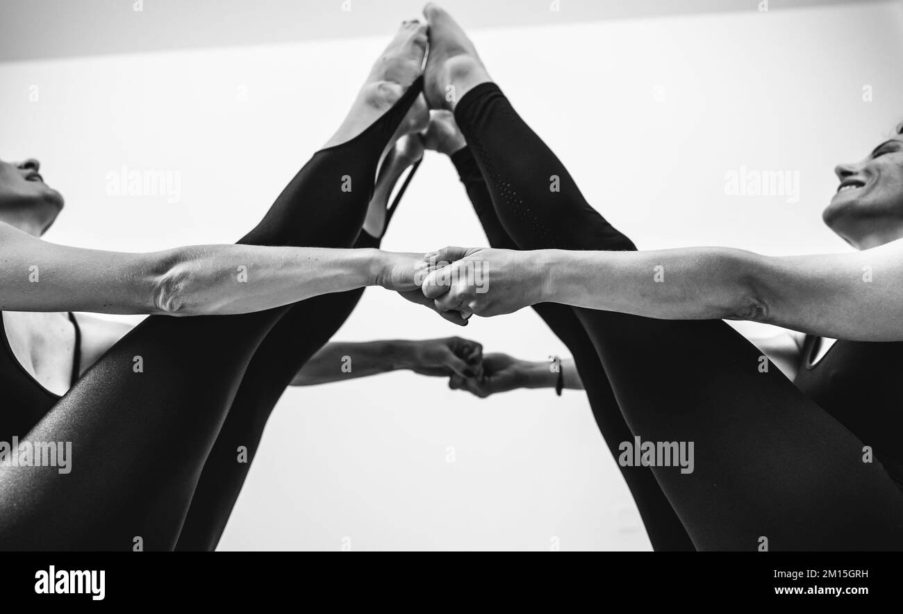 FIT femmes matures couple faisant l'acro yoga. Concept de yoga, d'équilibre et de relaxation consciente. Banque D'Images